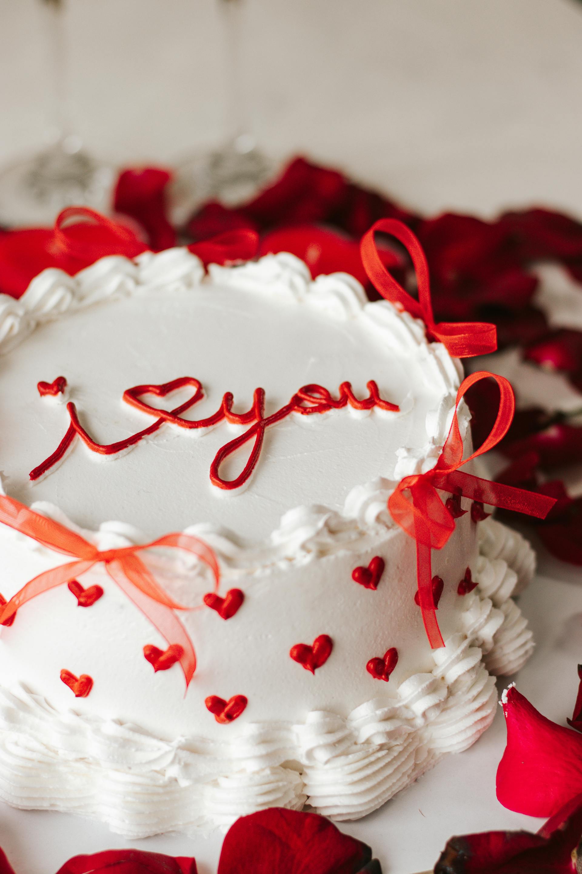Un gâteau blanc sur lequel est inscrit « je t'aime » | Source : Pexels