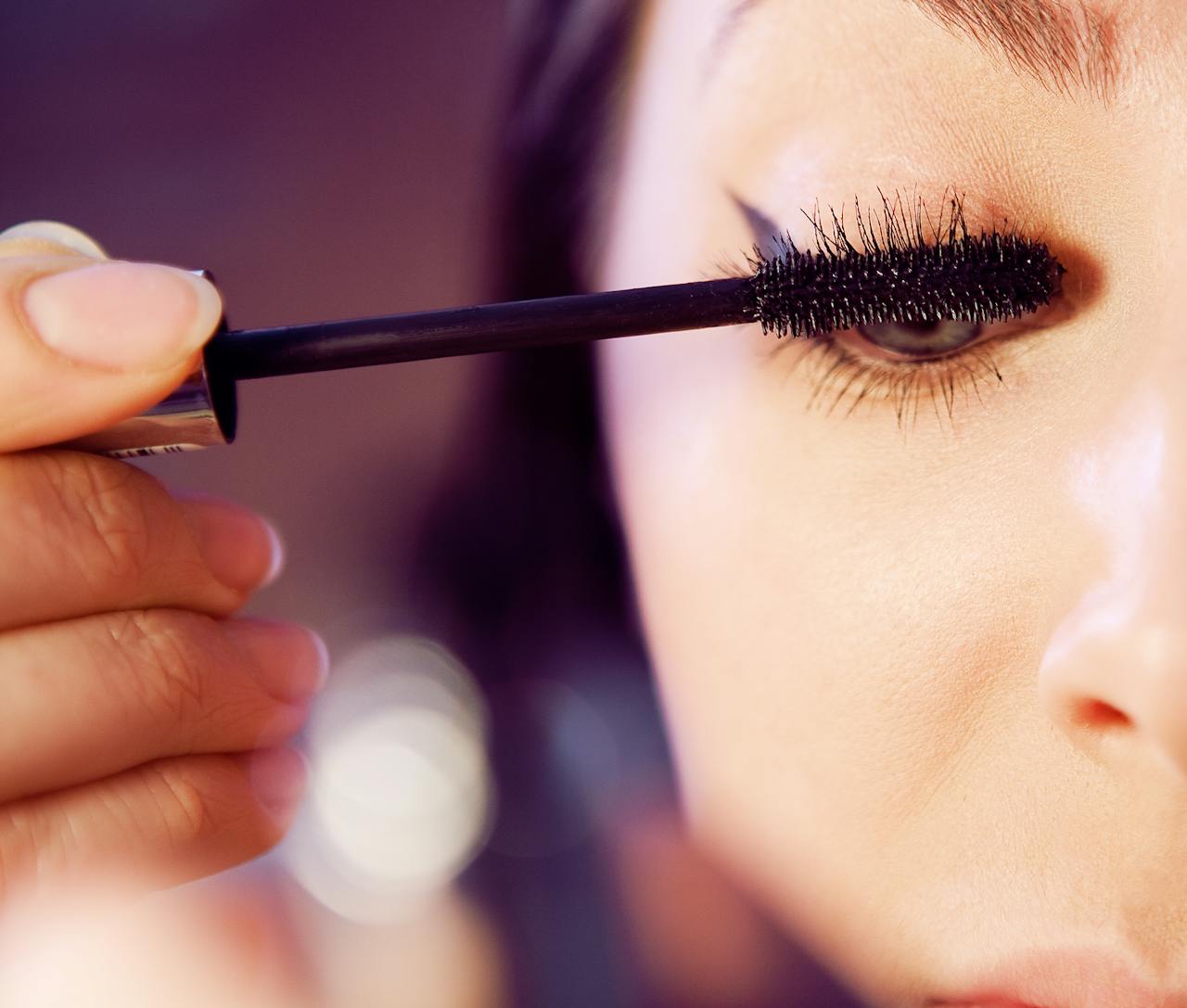 Une femme qui applique du mascara | Source : Pexels