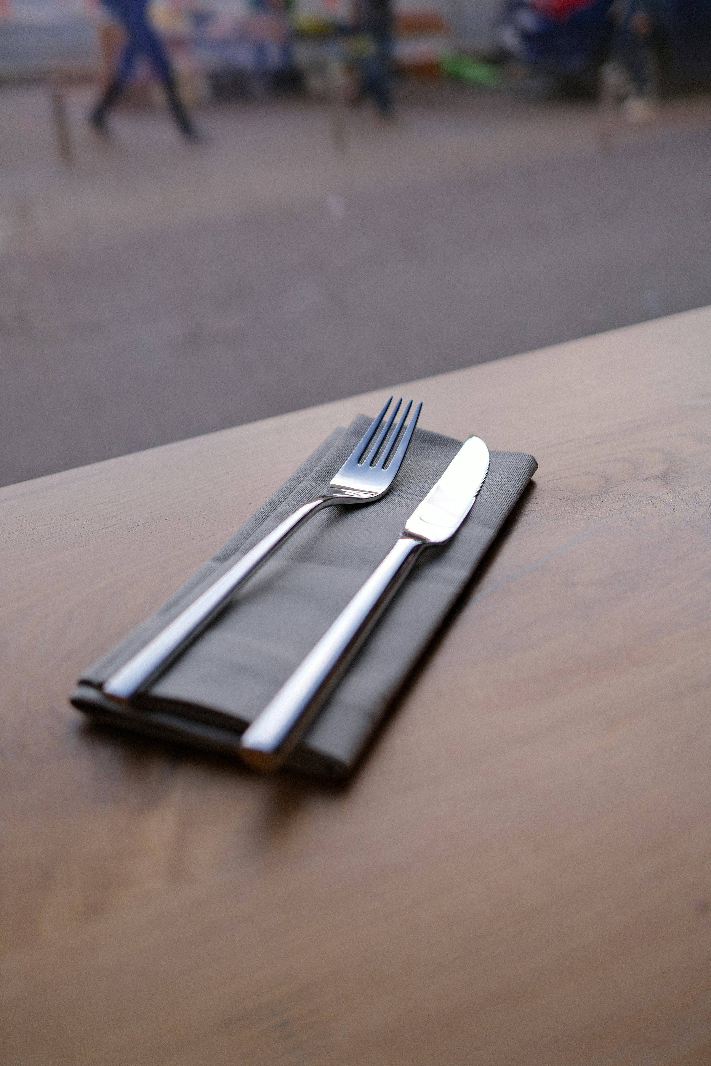 Une fourchette et un couteau posés sur une table | Source : Unsplash