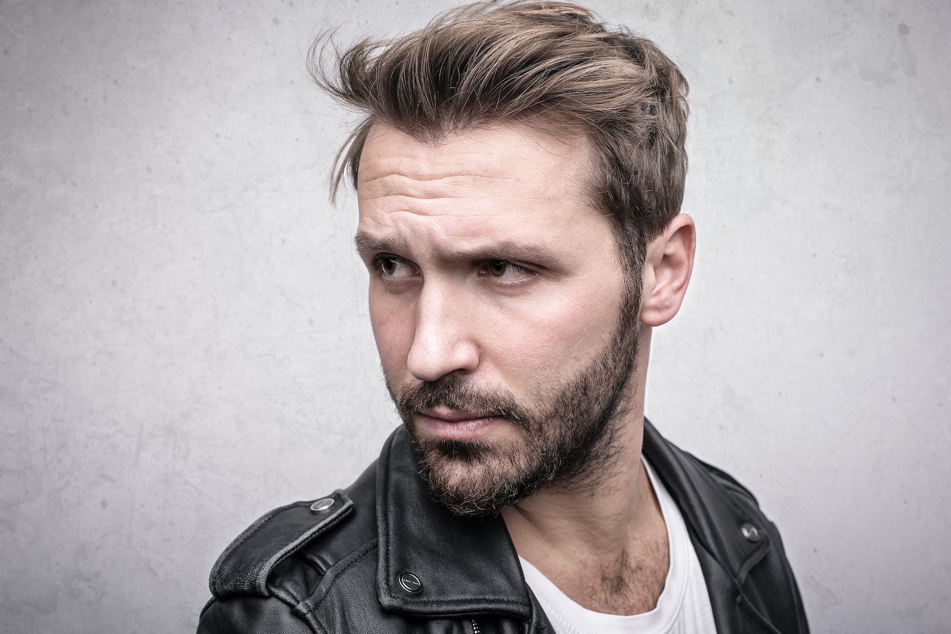 Un homme qui fronce les sourcils | Source : Pexels