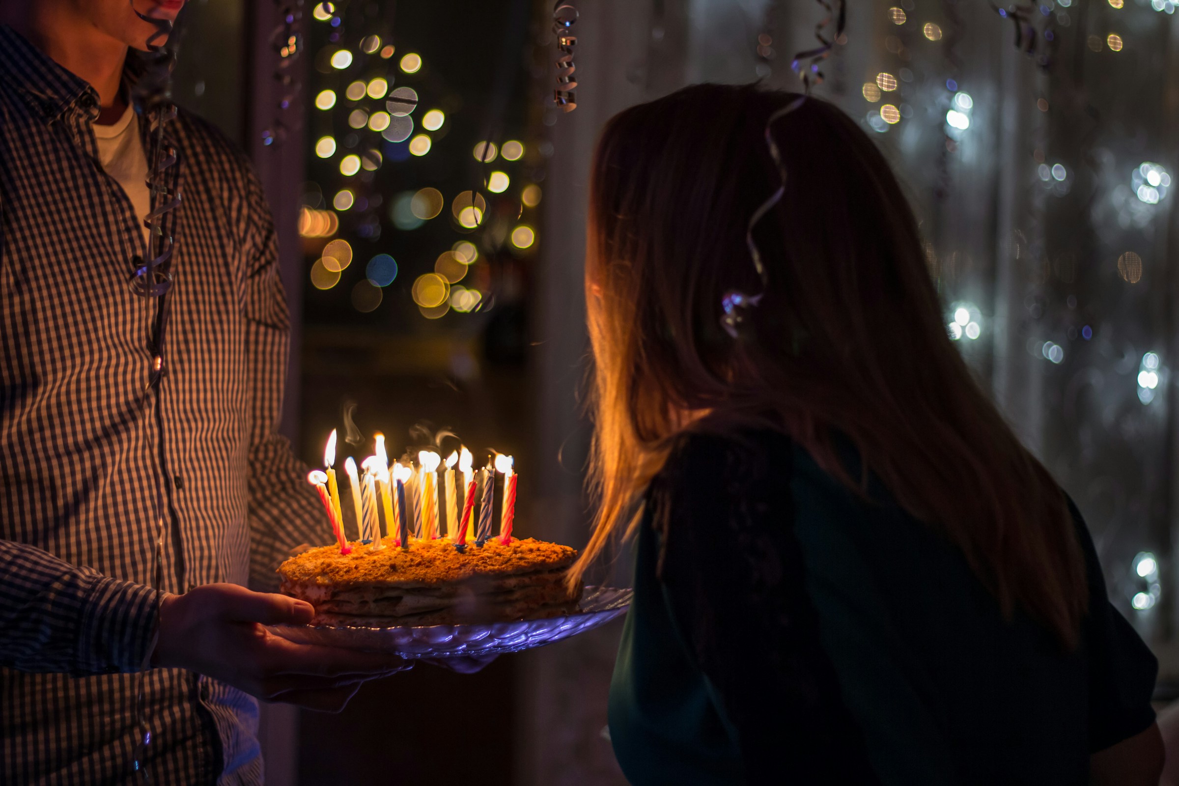 Une jeune fille sur le point de souffler ses bougies d'anniversaire | Source : Unsplash