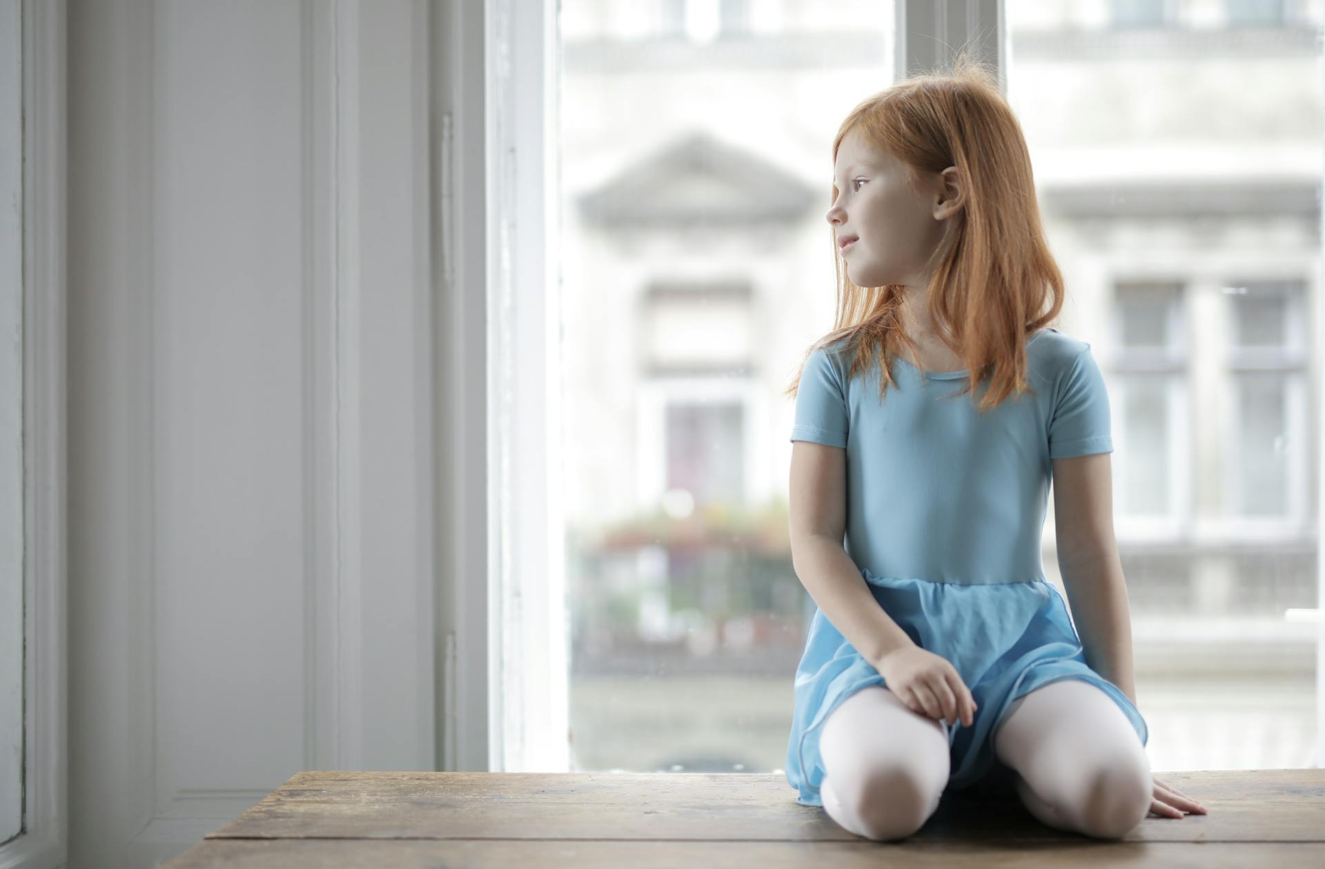 Une petite fille qui regarde vers sa droite | Source : Pexels