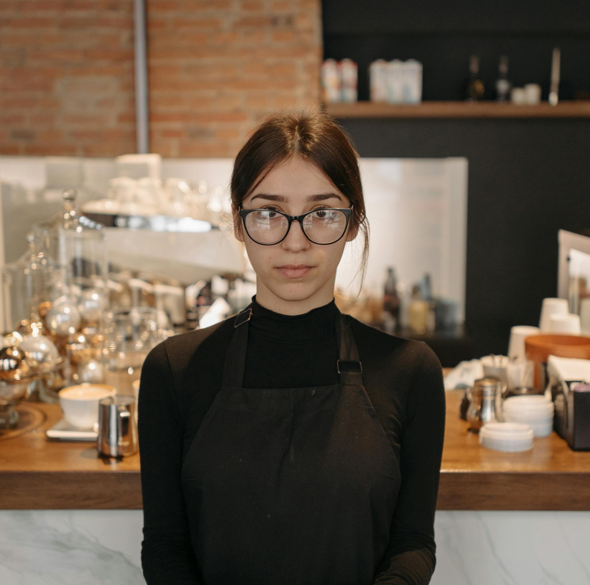 Une serveuse avec des lunettes | Source : Pexels