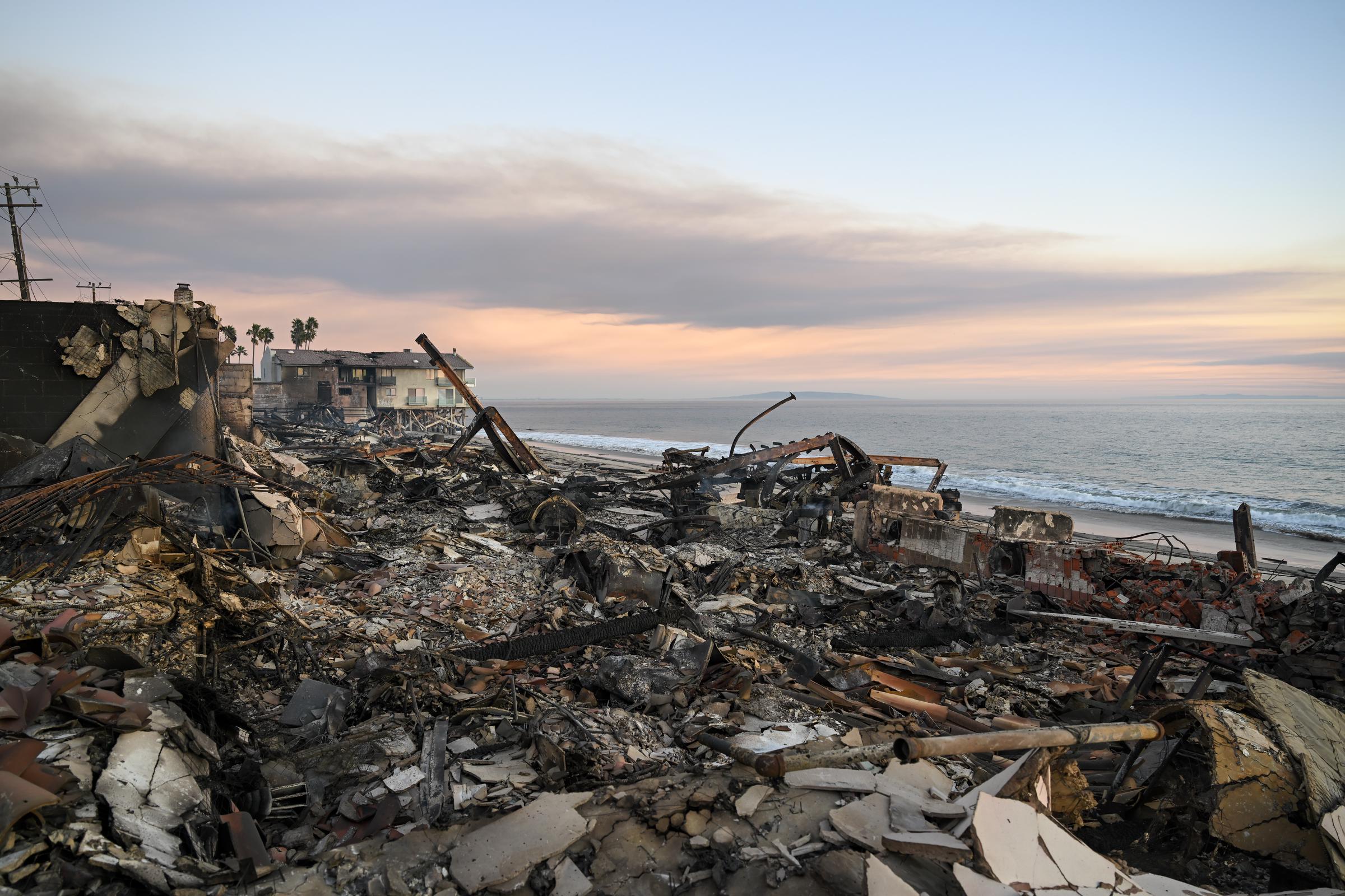 Vue après le passage du feu de Palisades, qui a détruit de nombreuses maisons à Malibu, en Californie, le 10 janvier 2025. | Source : Getty Images