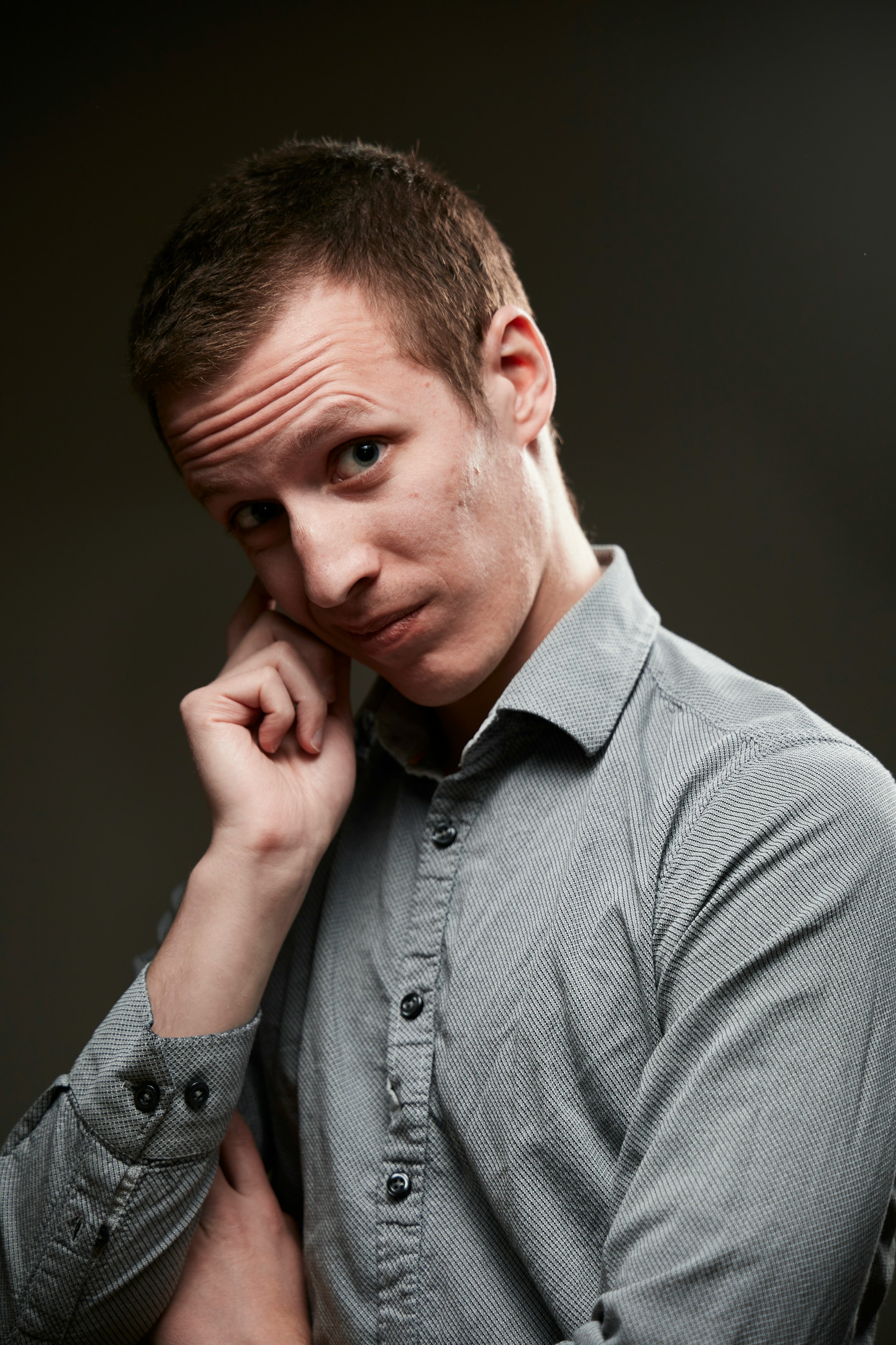 Un homme à l'expression dubitative | Source : Unsplash