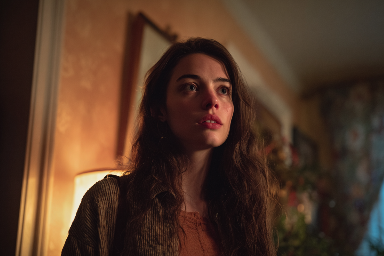 Une femme debout dans un salon | Source : Midjourney