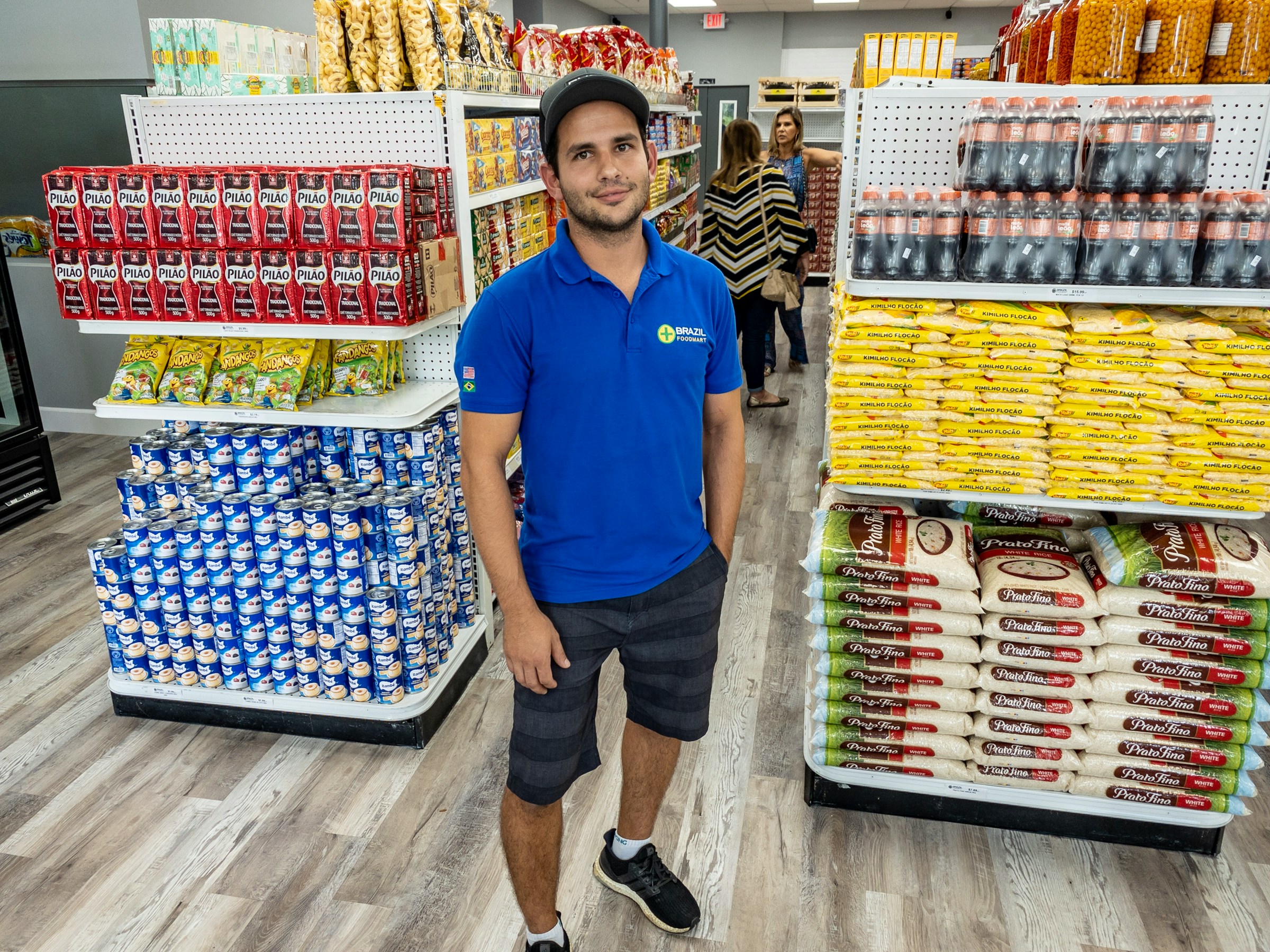 Un homme en uniforme debout dans une épicerie | Source : Unsplash