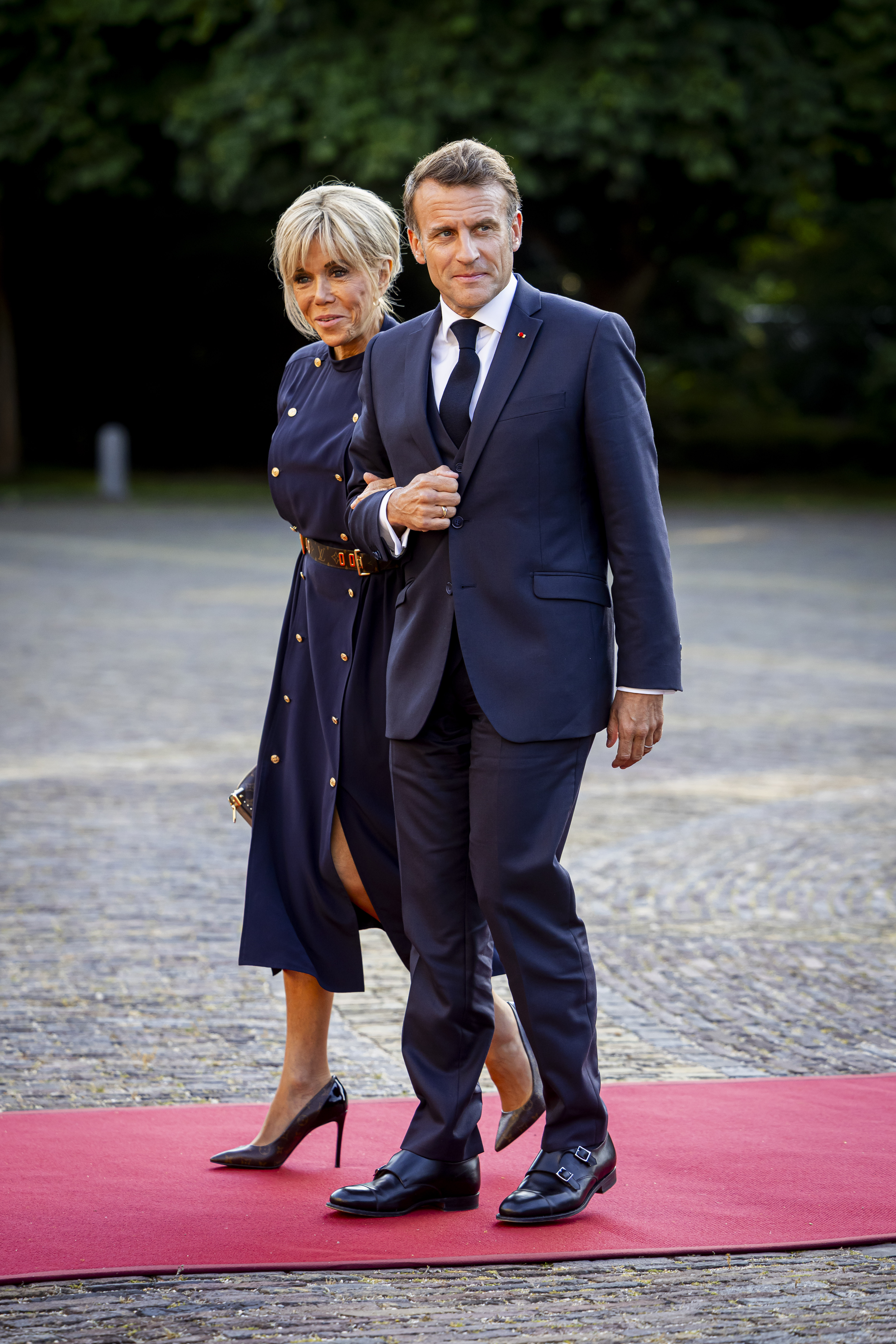 Le président français Emmanuel Macron et son épouse Brigitte Macron arrivent au palais Huis ten Bosch pour un dîner dans le cadre du sommet de l'OTAN 2025, le 24 juin 2025 à La Haye, aux Pays-Bas I Source : Getty Images