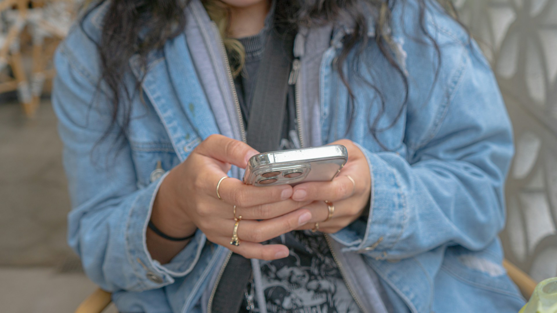 Une femme tenant son téléphone | Source : Unsplash