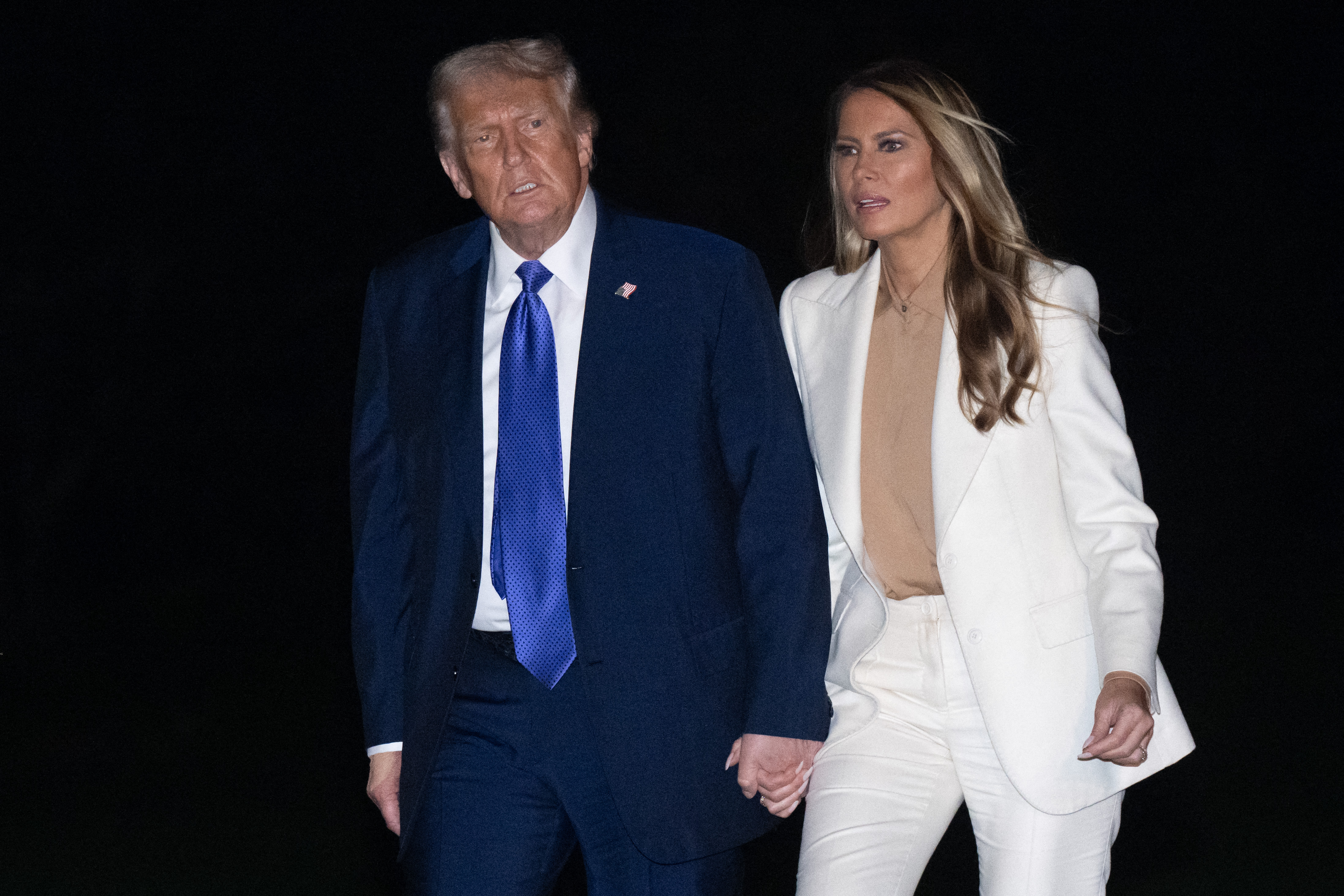 Le président Donald Trump et la première dame Melania se promènent sur la pelouse sud de la Maison Blanche à Washington, DC, le 23 septembre 2025 | Source : Getty Images