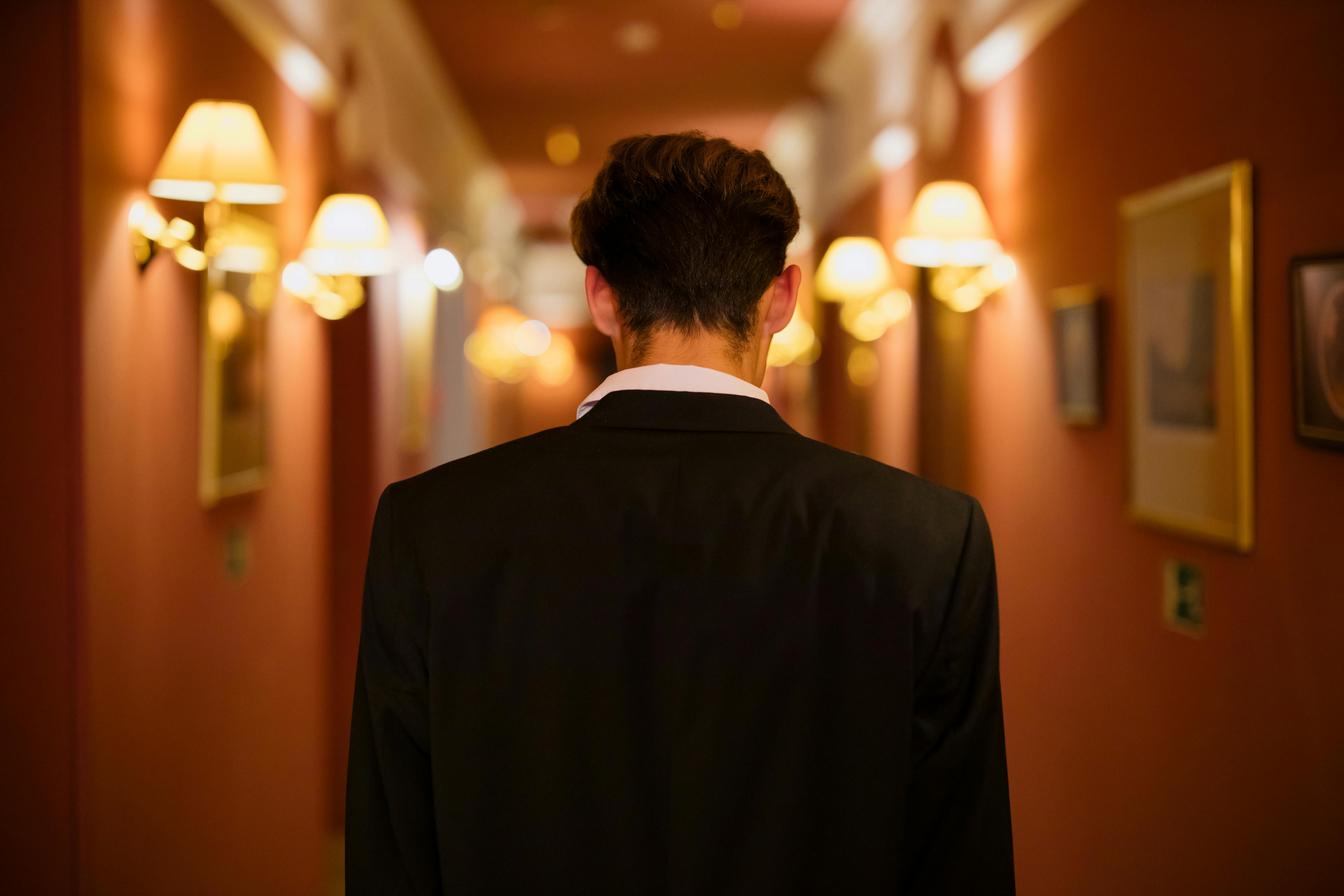 Homme debout dans un couloir | Source : Pexels