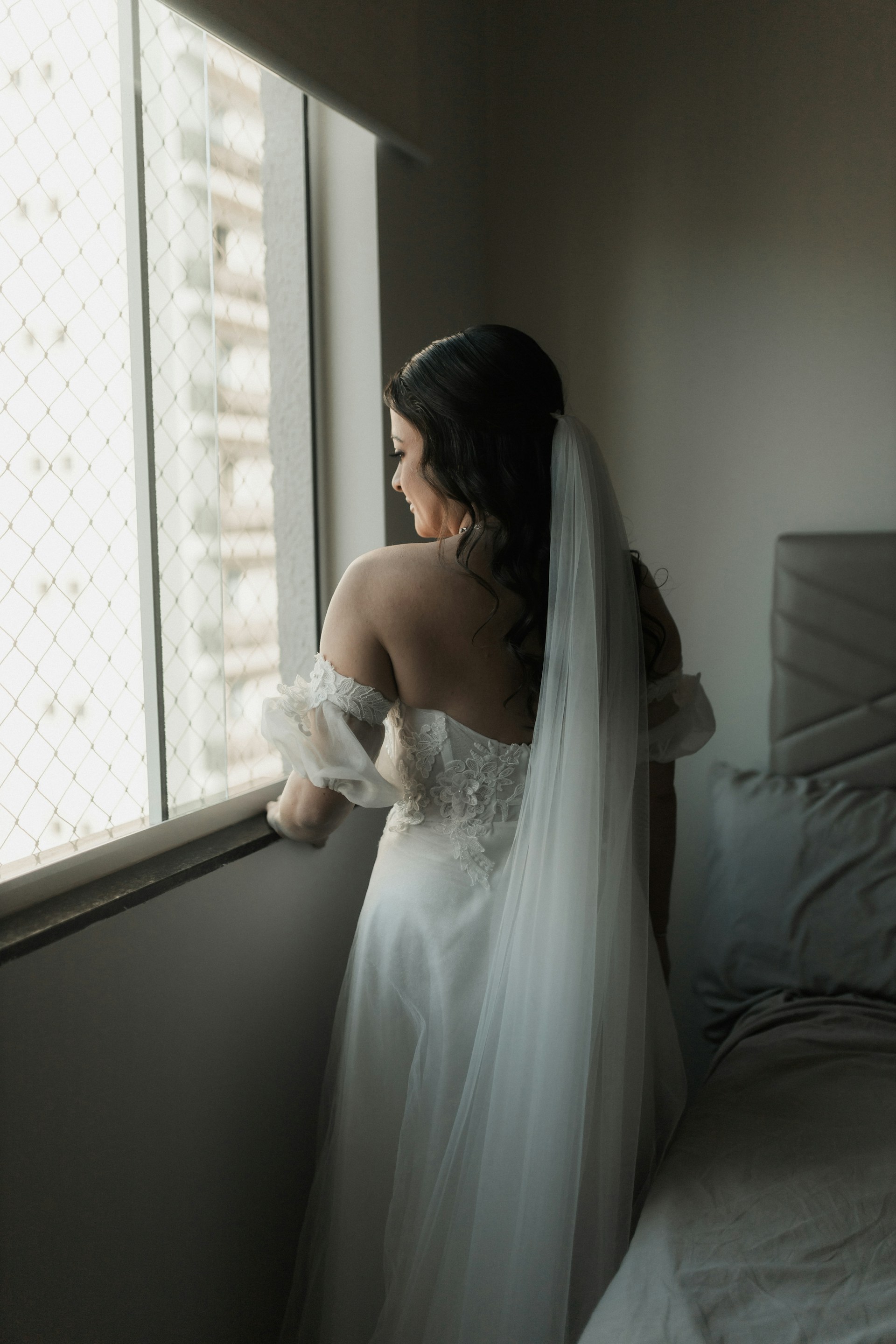 Une mariée debout dans une pièce | Source : Unsplash