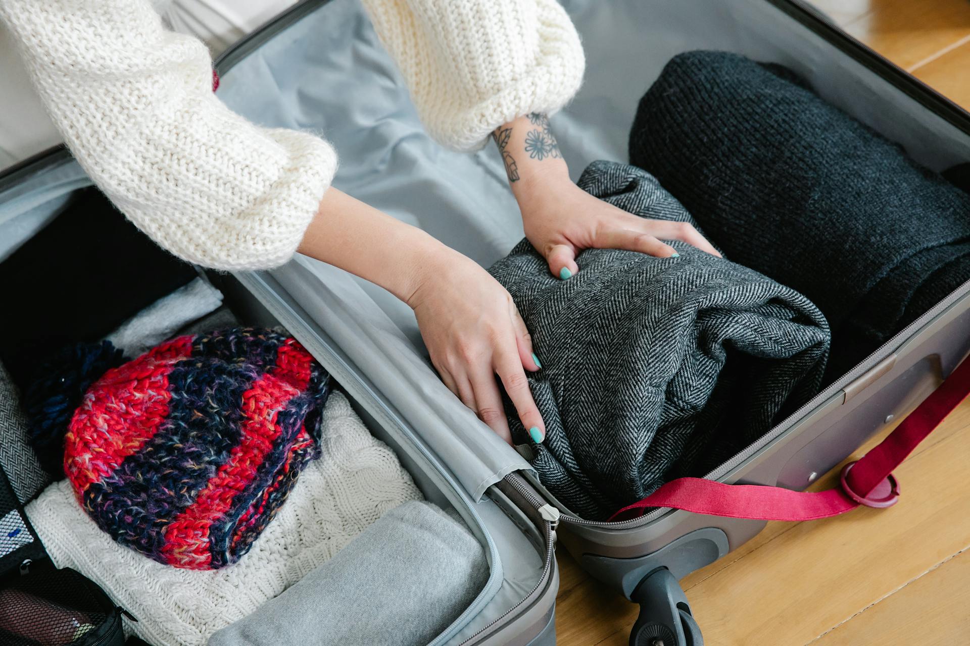 Une femme fait sa valise | Source : Pexels