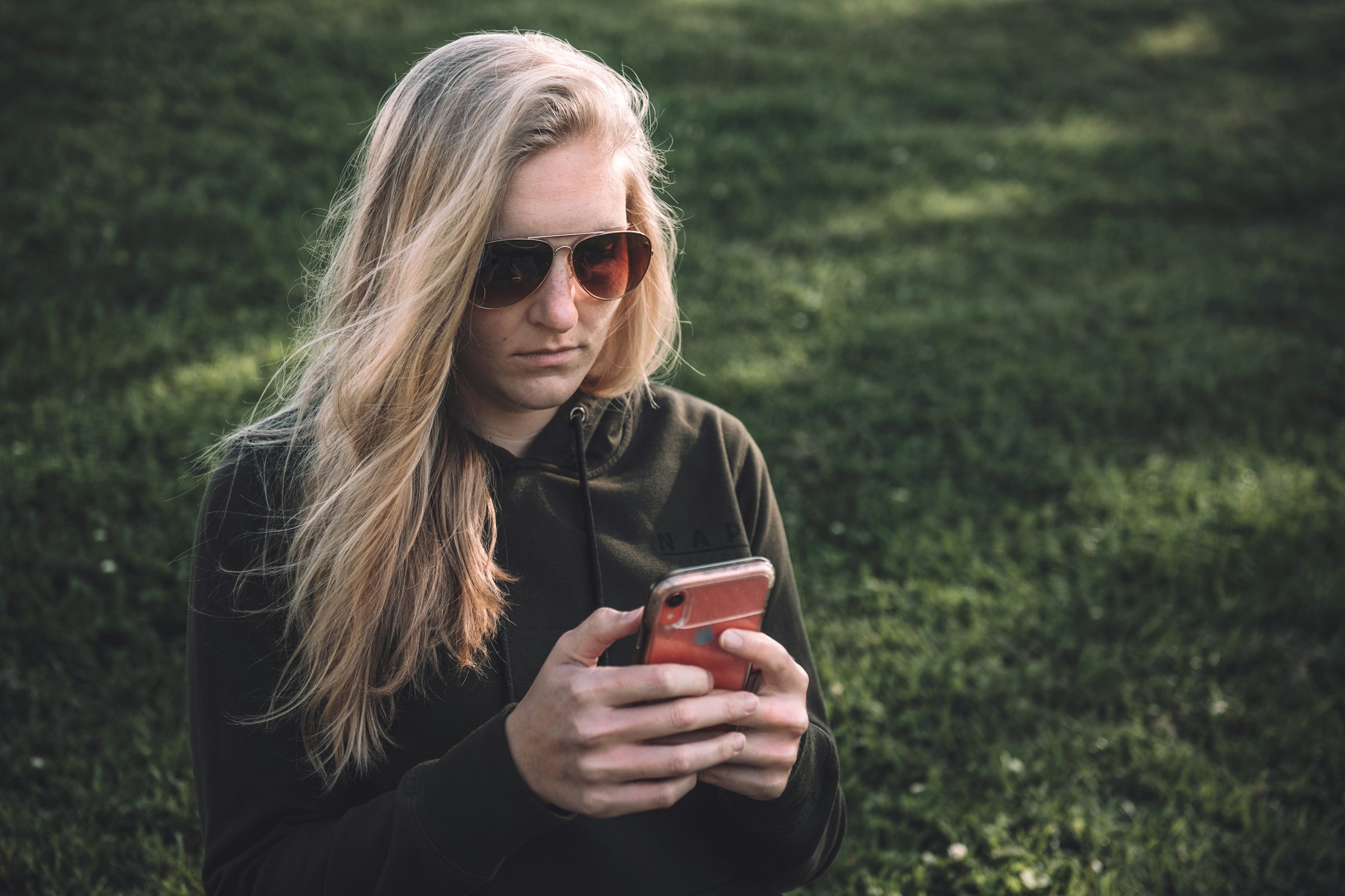 Une femme qui envoie un message | Source : Unsplash