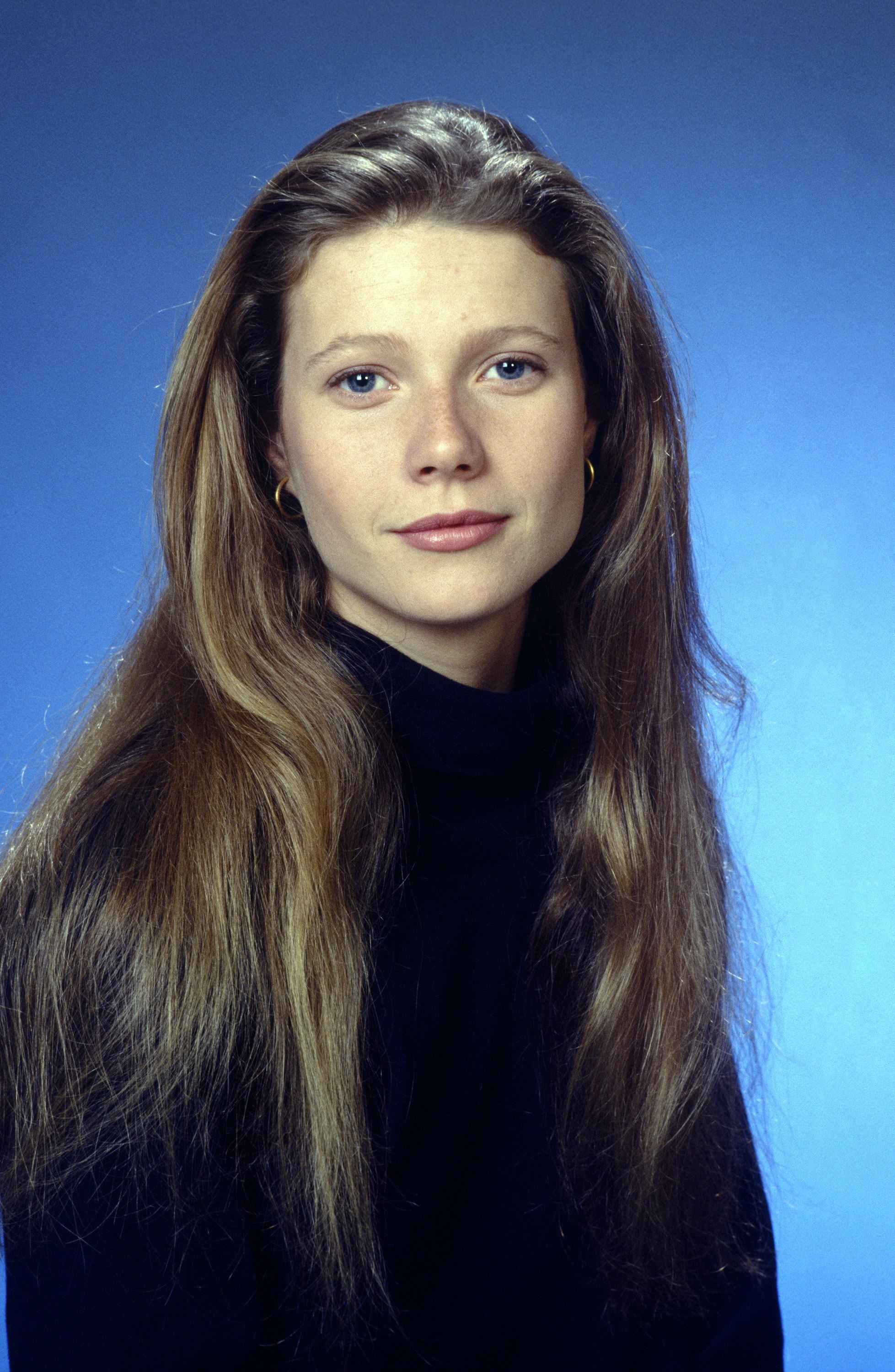 Gwyneth Paltrow apparaît en 1992 dans le rôle d'Angela Pritchard dans « Cruel Doubt », avec ses longs cheveux châtain clair séparés par une raie au milieu et tombant naturellement sur ses épaules. Elle porte un simple col roulé noir et de petites boucles d'oreilles en or, son teint frais et son maquillage léger accentuant ses traits jeunes et délicats.