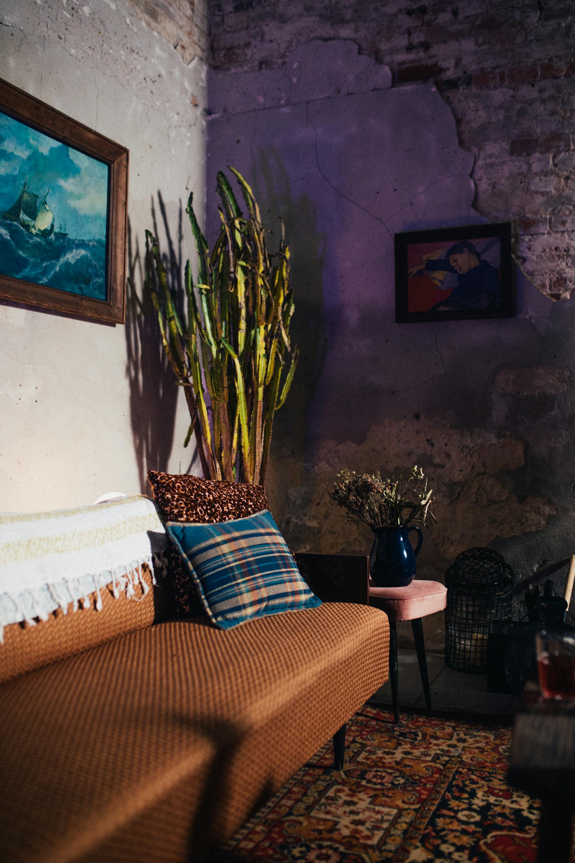 Coussins de poche sur un canapé dans une chambre | Source : Pexels