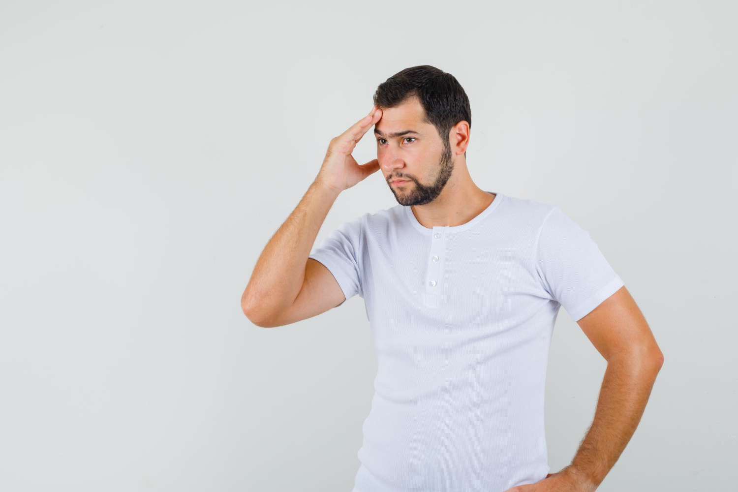 Un homme anxieux avec sa main sur le front | Source : Freepik