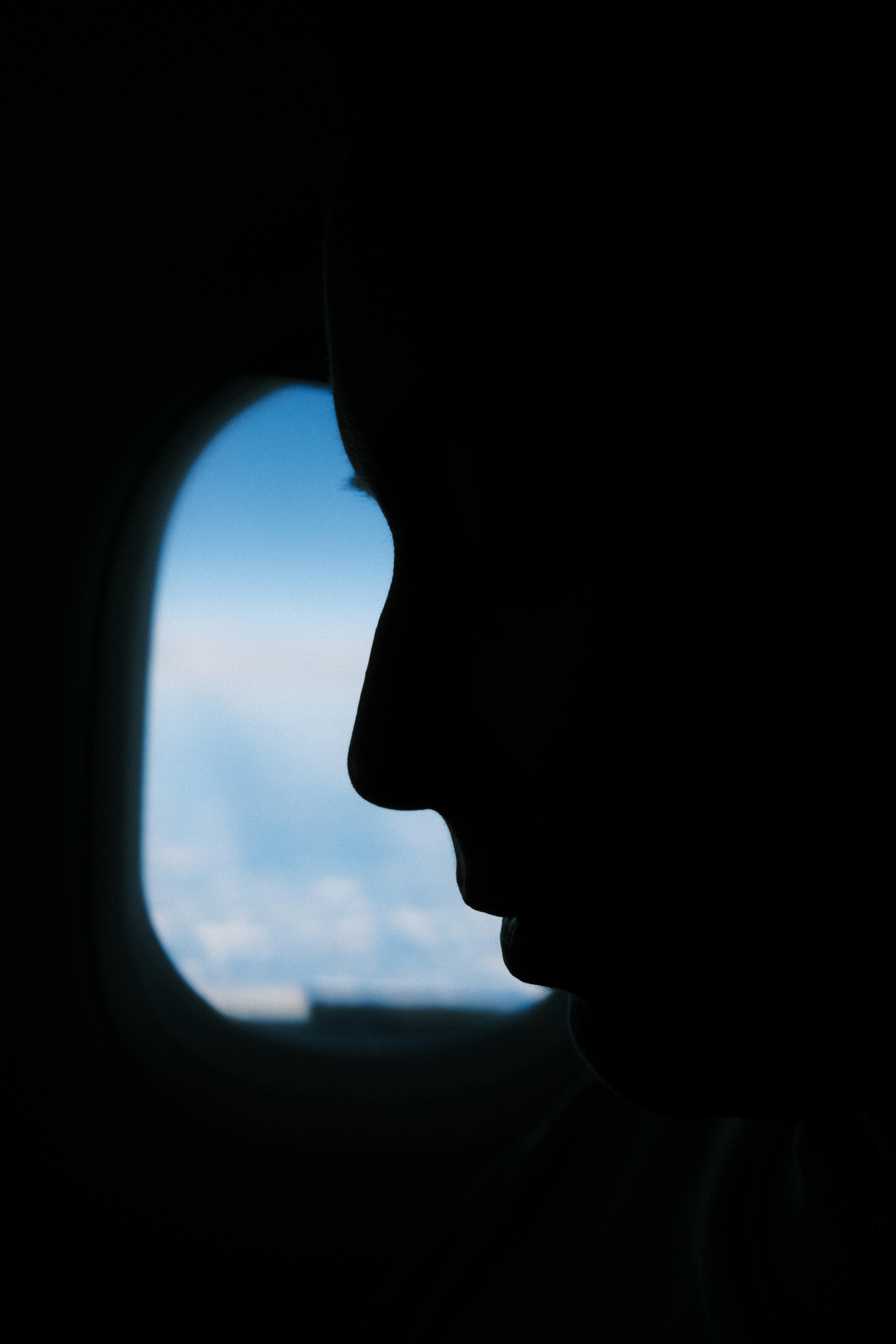 Silhouette d'une personne assise dans un avion | Source : Unsplash