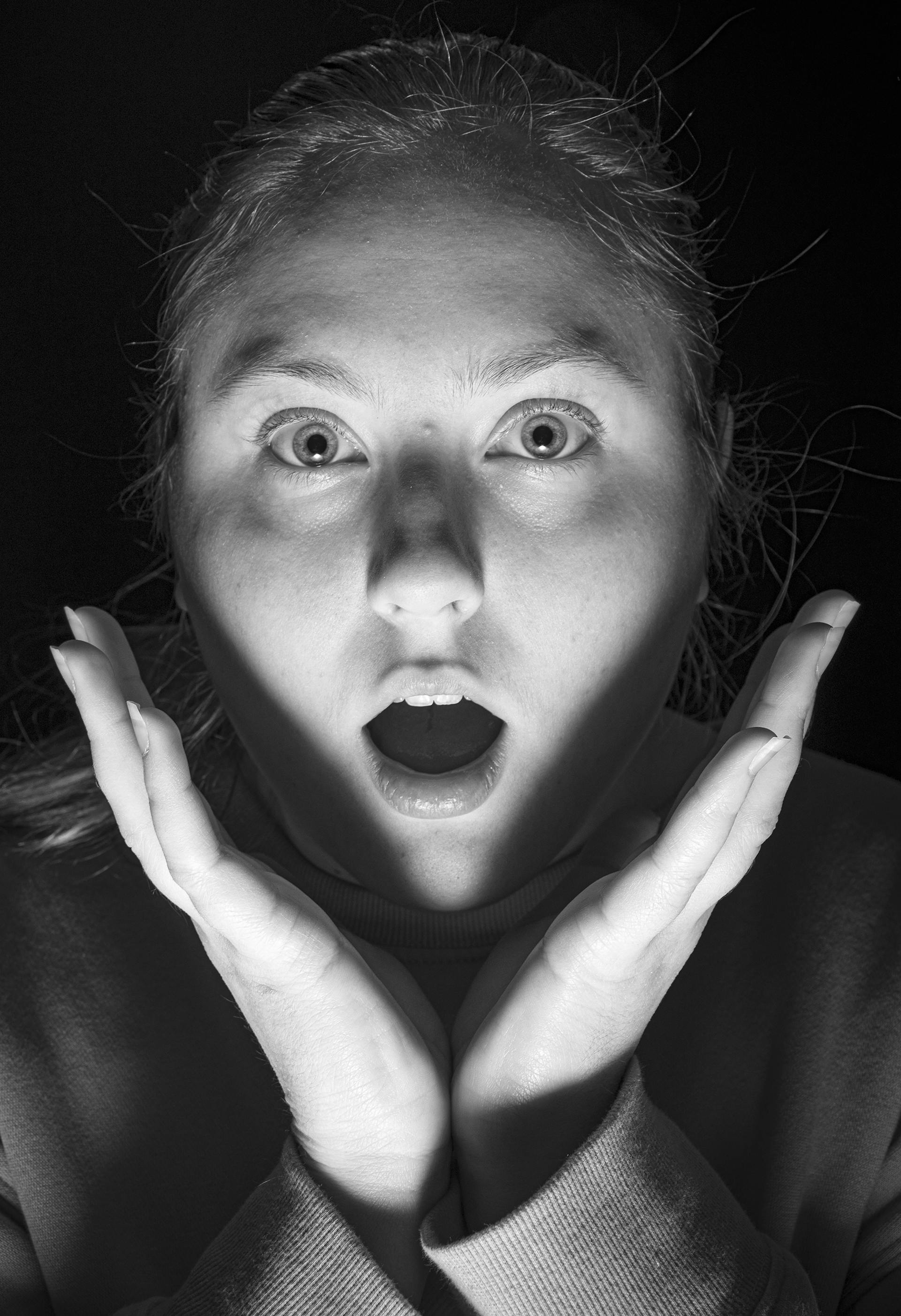 Photo en niveaux de gris d'une femme surprise | Source : Pexels