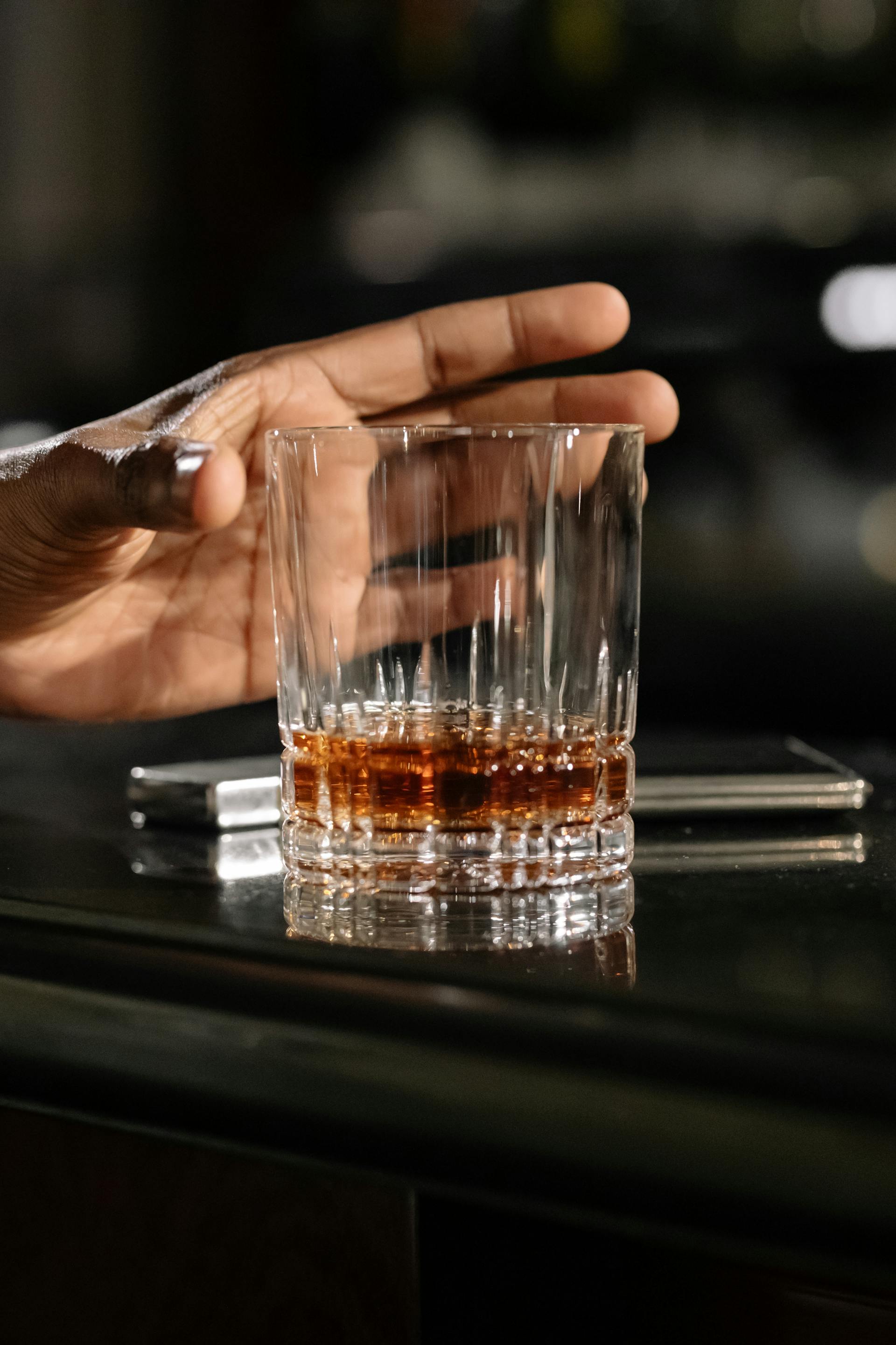Une personne tenant un verre | Source : Pexels