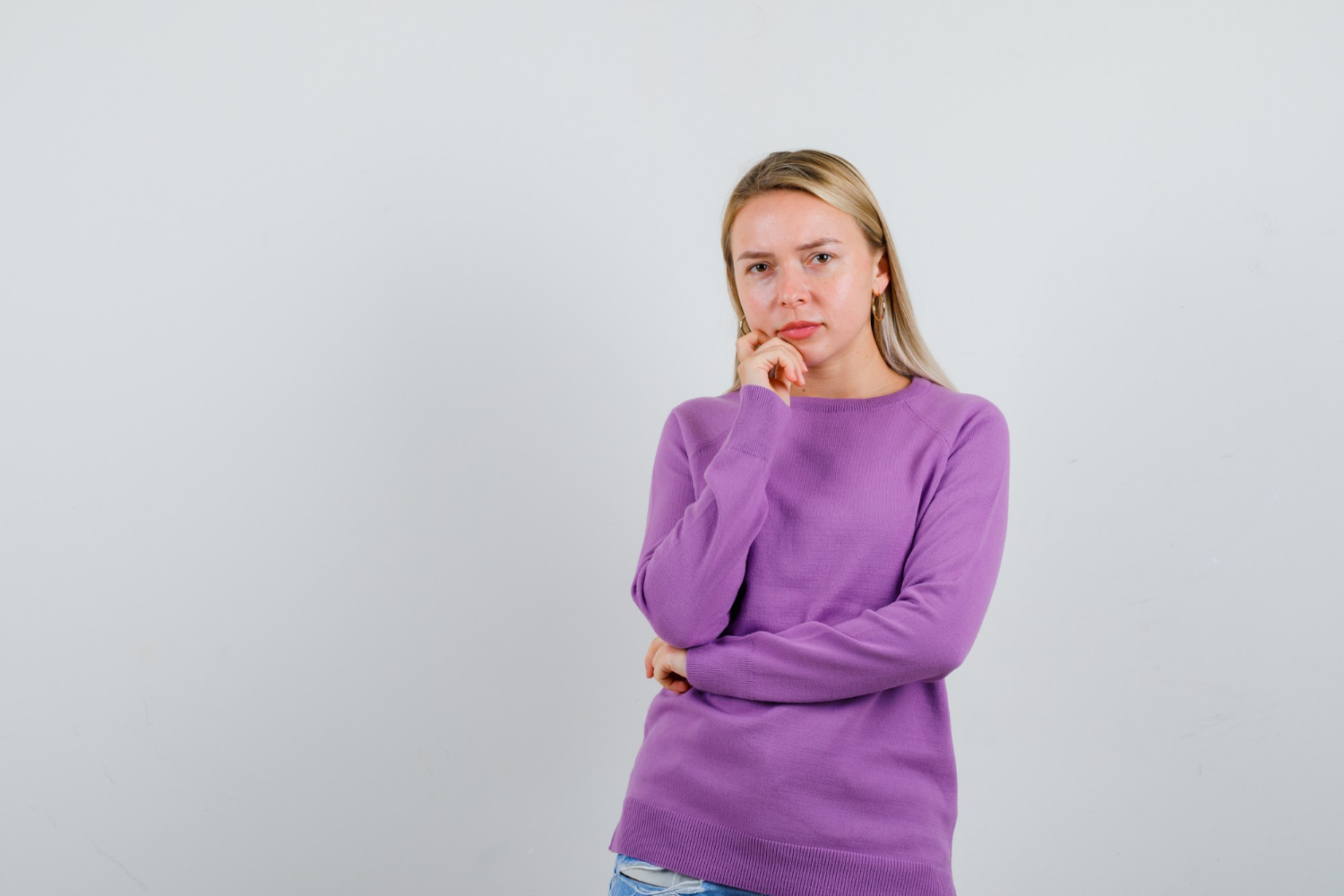 Une femme pensive | Source : Freepik