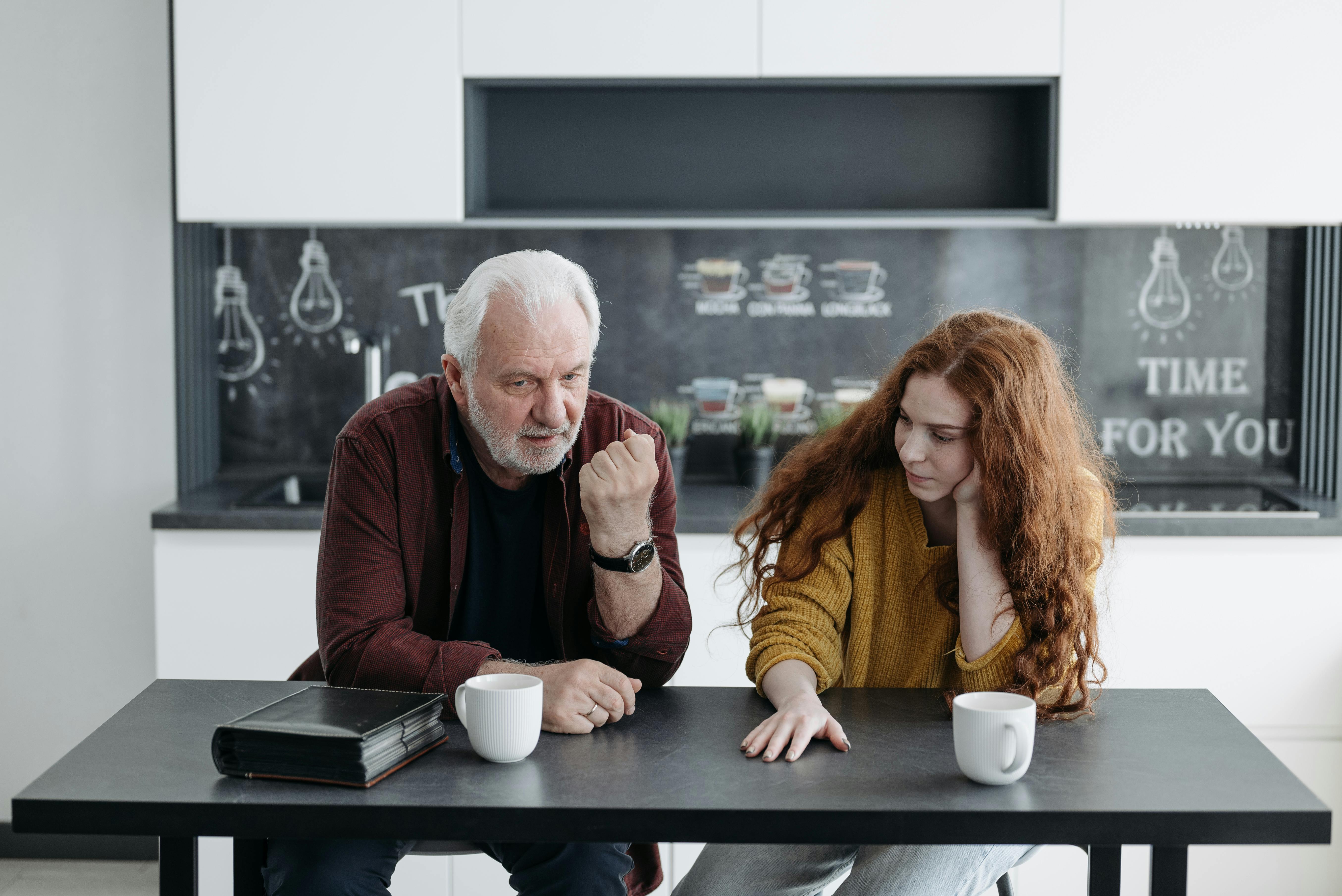 Un homme plus âgé ayant une conversation sérieuse avec une femme plus jeune | Source : Pexels
