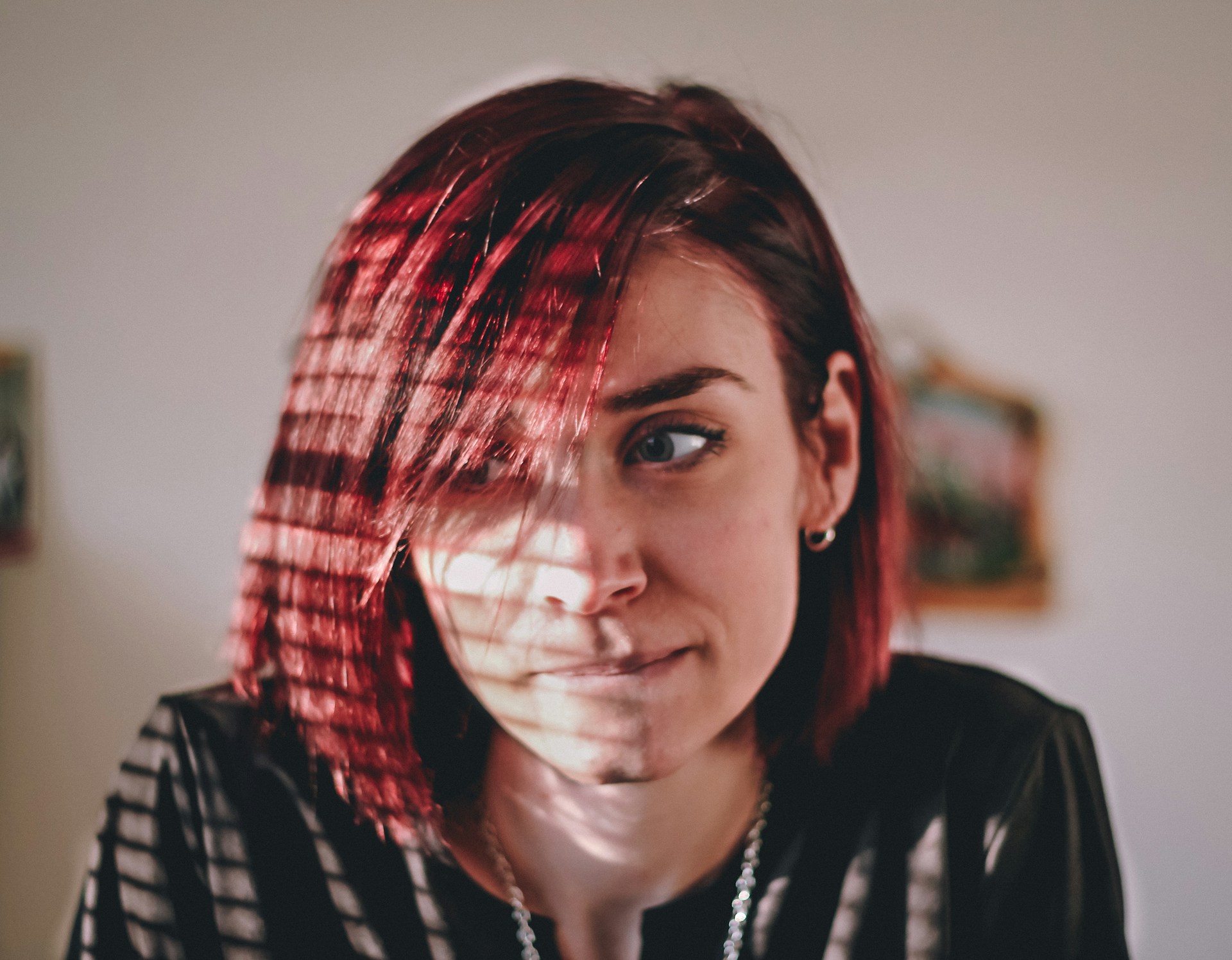 Une femme se mord la lèvre d'un air dubitatif | Source : Unsplash