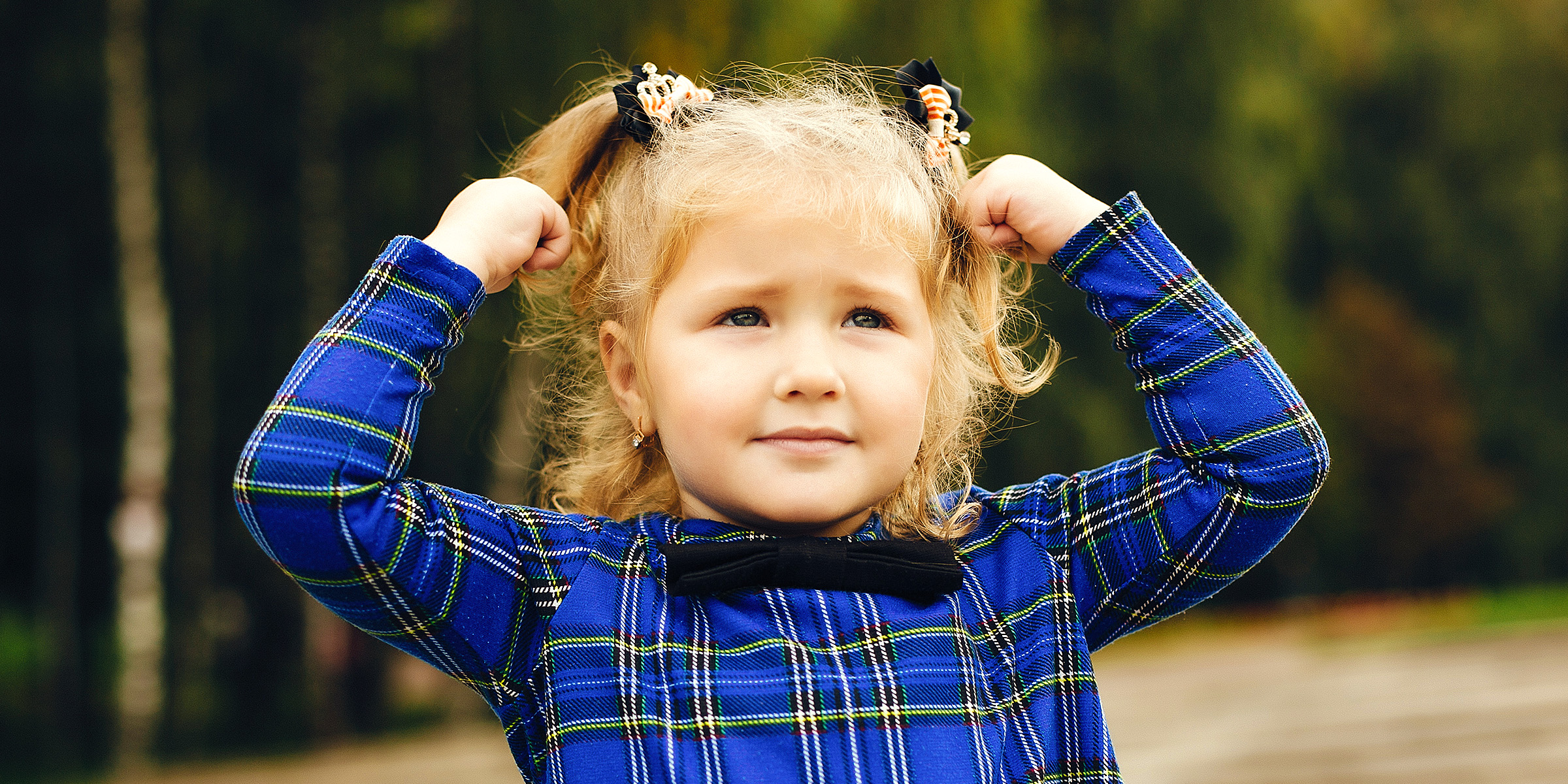 Une petite fille qui sourit | Source : Freepik