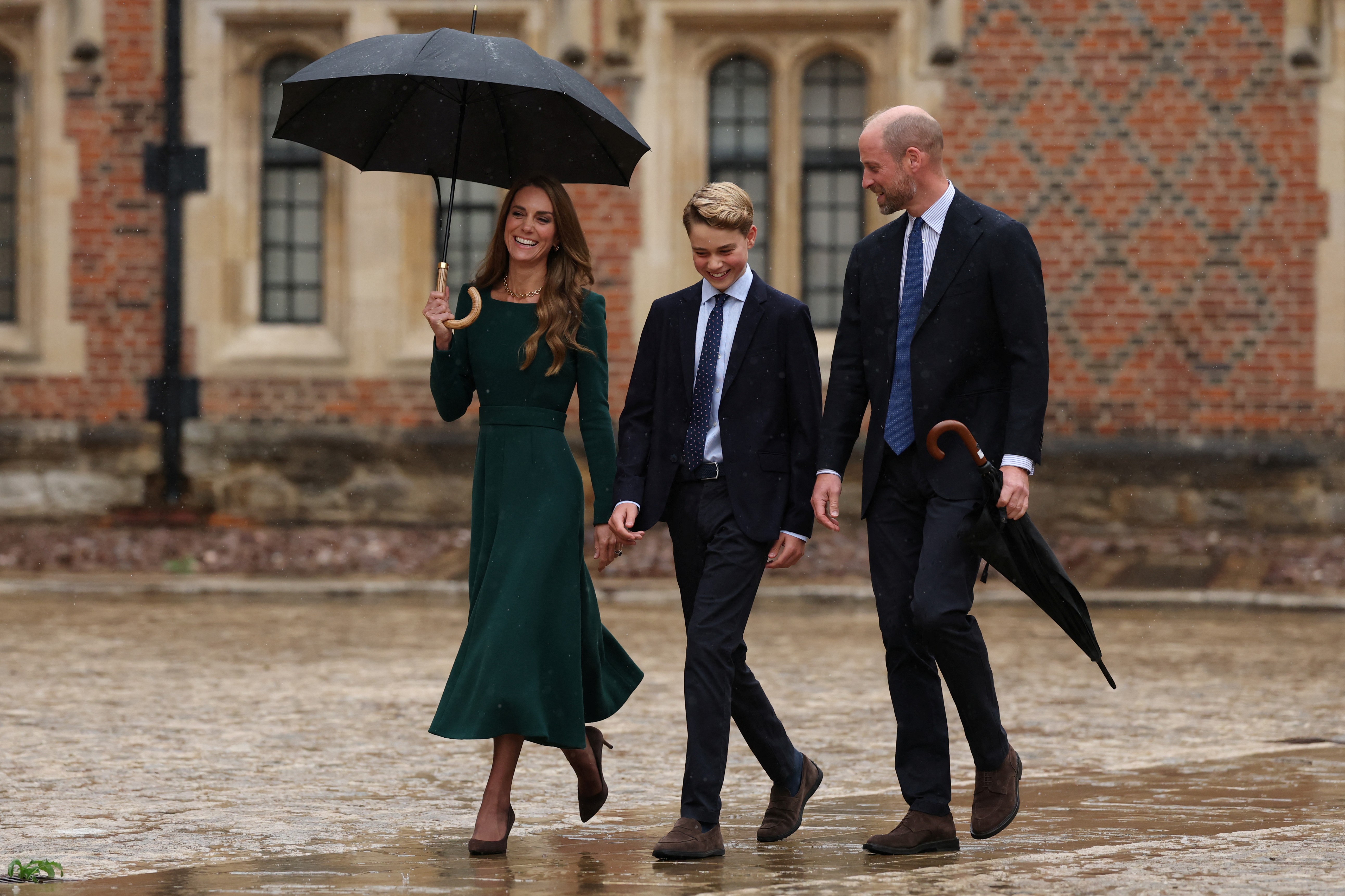 George s'est glissé entre William et Catherine à son arrivée à Eton, ce 8 septembre pluvieux. À 13 ans, ce premier jour lui a clairement rappelé à quel point il avait grandi depuis ses toutes premières apparitions publiques.
