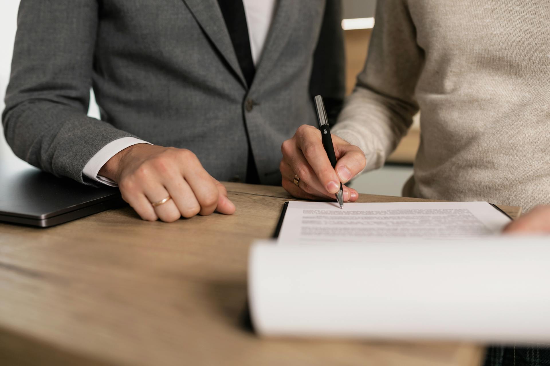Un homme signant un document | Source : Pexels