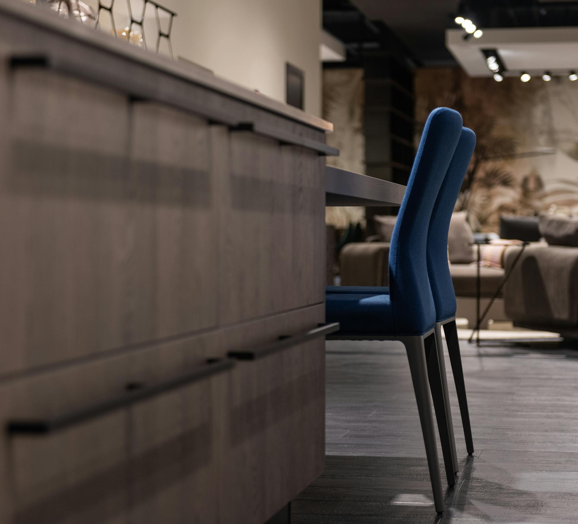 Chaises près d'une table de cuisine | Source : Pexels