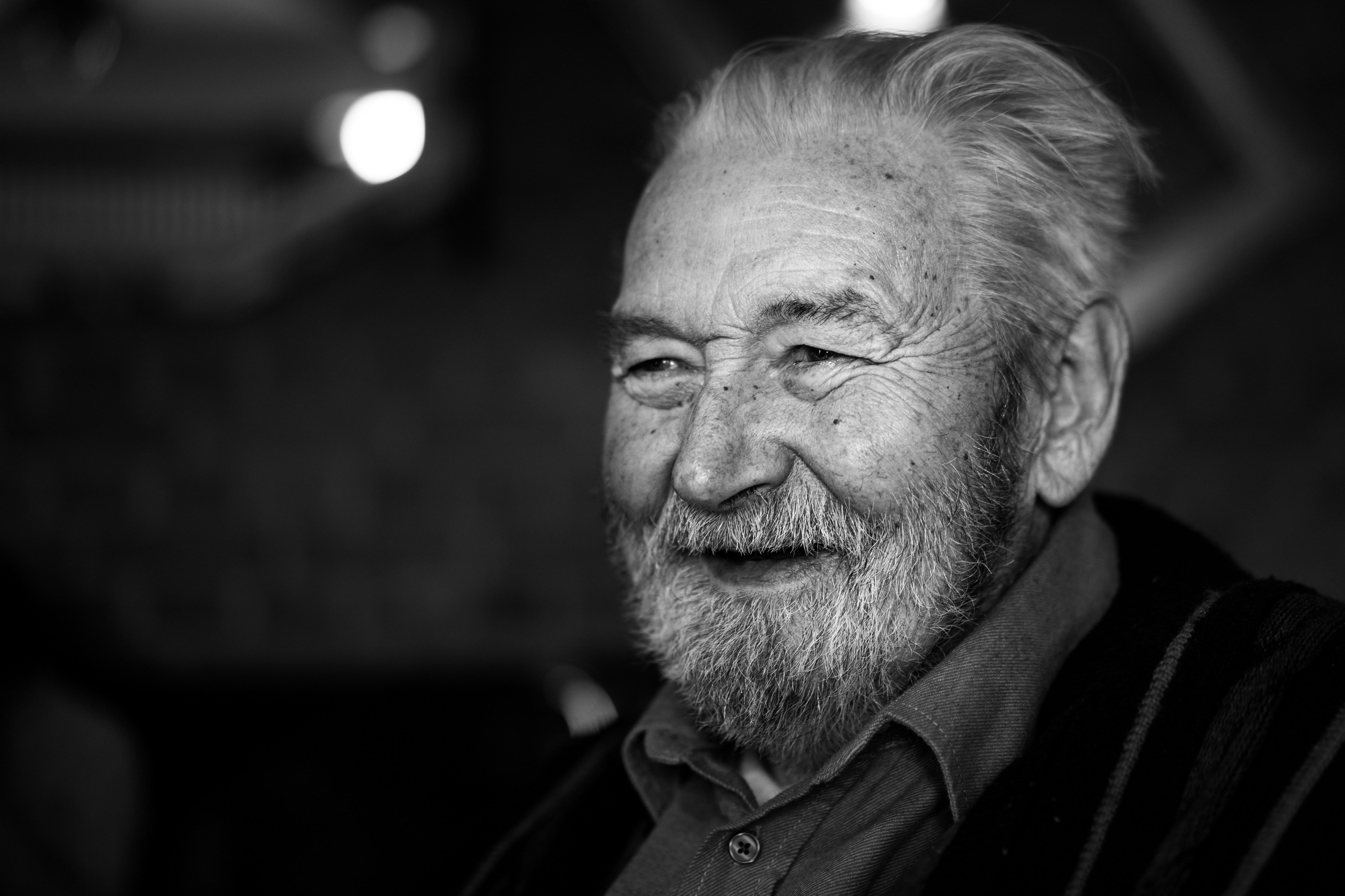 Un vieil homme heureux | Source : Unsplash