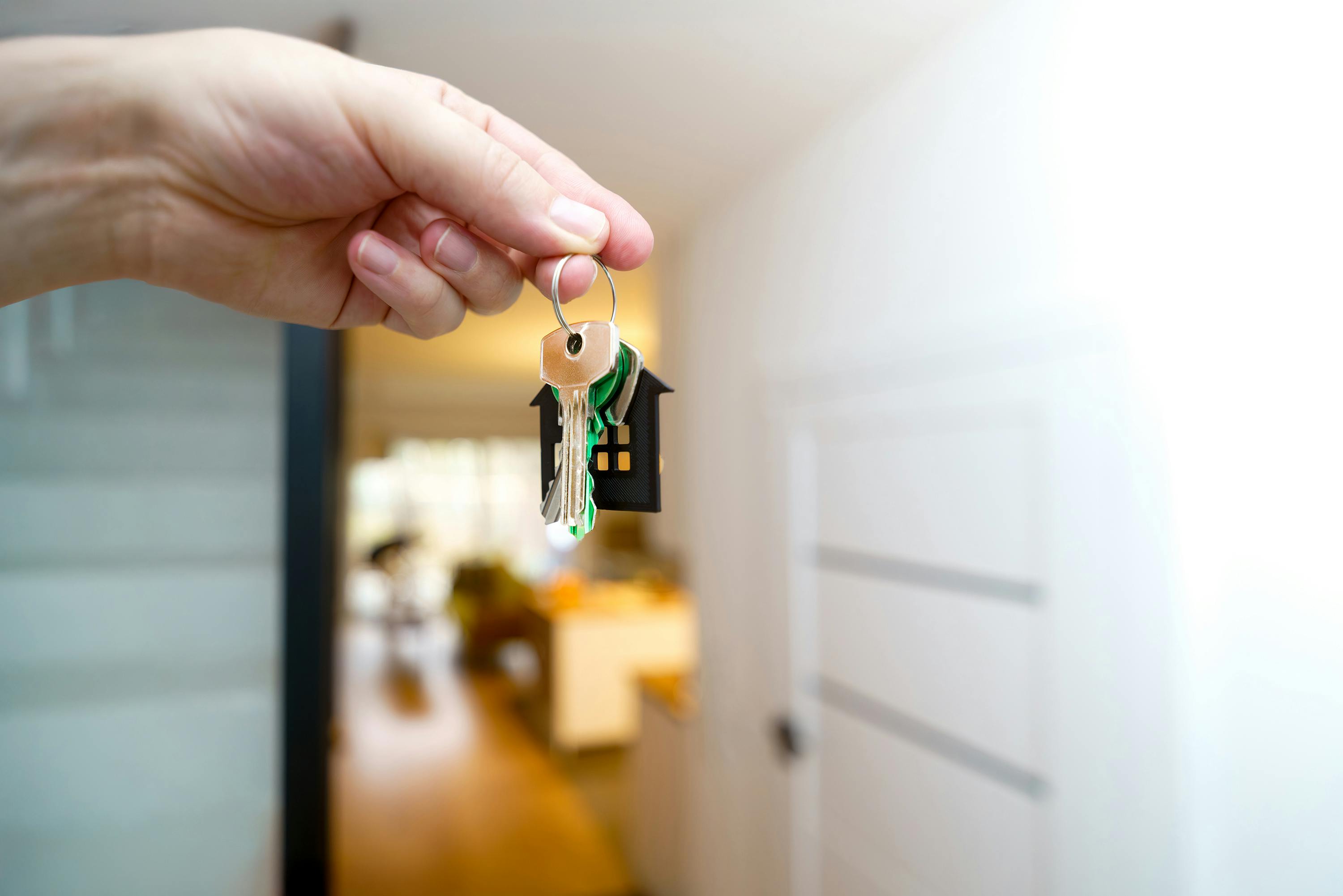 Une main tenant la clé d'une maison | Source : Pexels