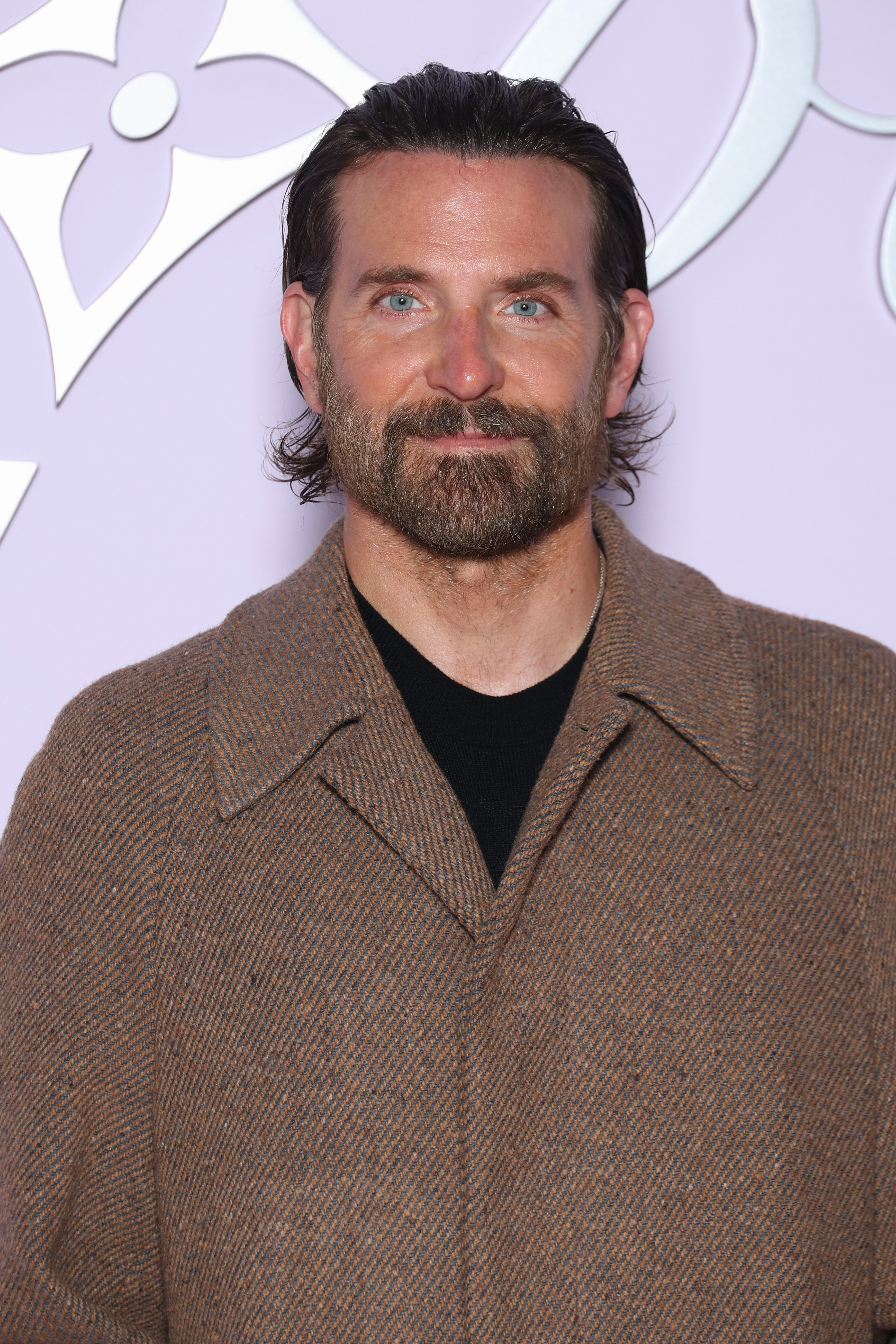 Bradley Cooper pose lors du défilé Louis Vuitton Homme Automne/Hiver 2025-2026 à la Fashion Week de Paris, en France, le 21 janvier 2025 | Source : Getty Images