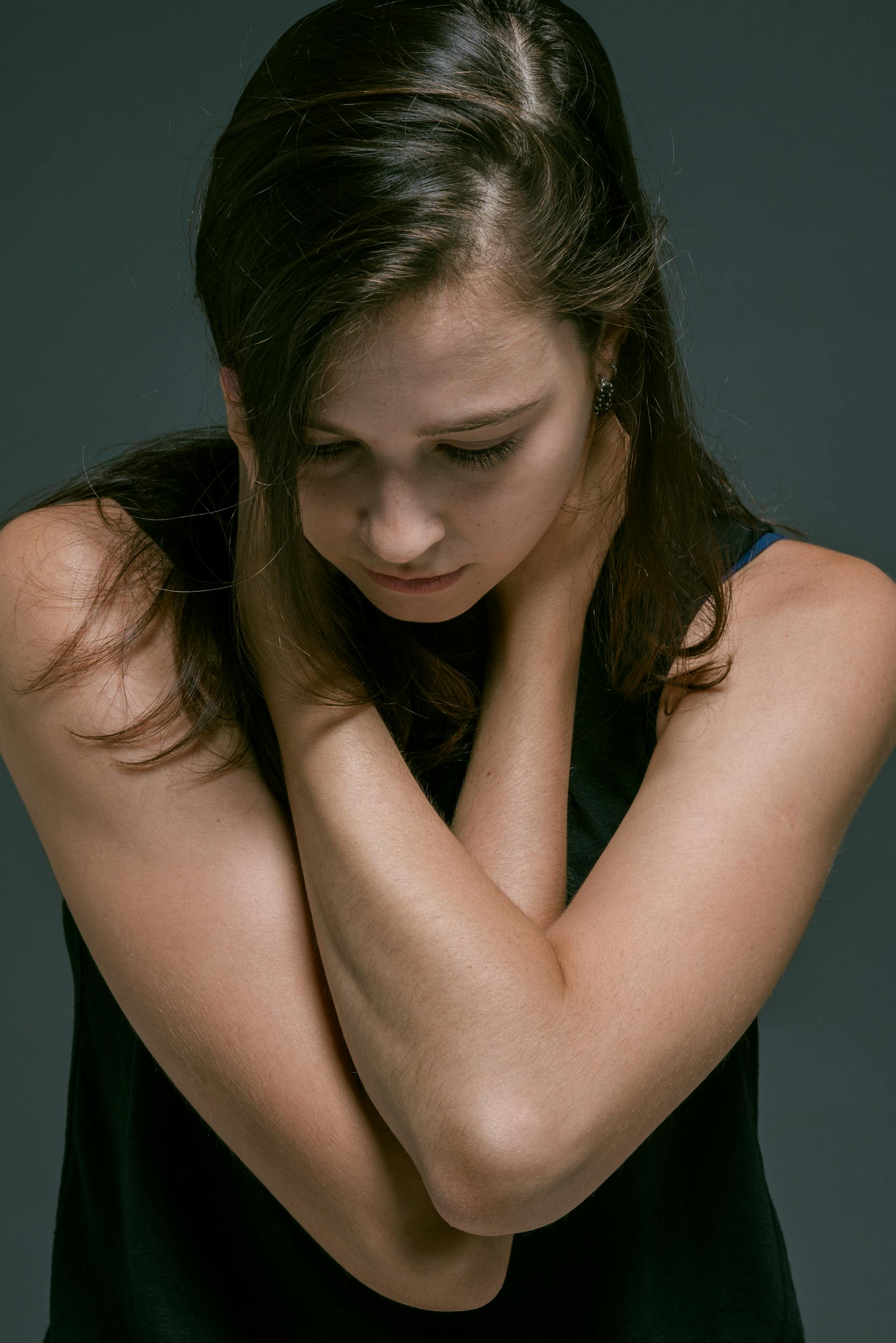 Une jeune femme triste regardant vers le bas | Source : Pexels