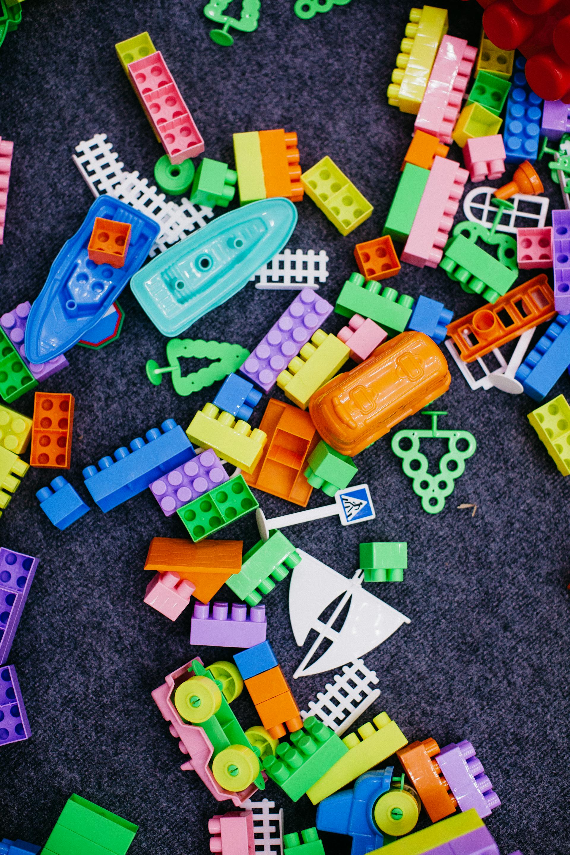 Gros plan sur des blocs de construction éparpillés sur le sol | Source : Pexels
