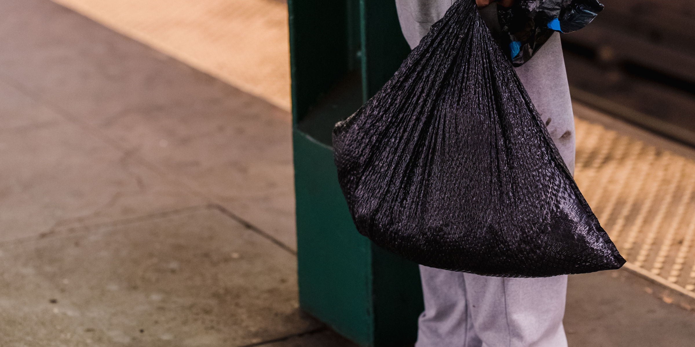 Un homme tenant un sac noir | Source : Pexels