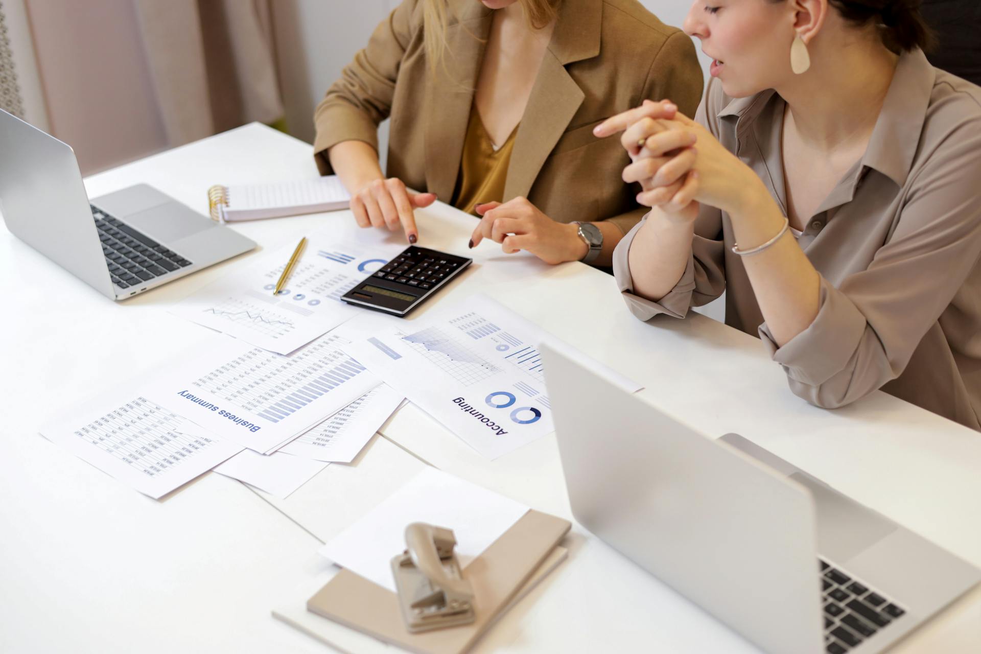 Deux femmes dans un bureau en train de discuter | Source : Pexels