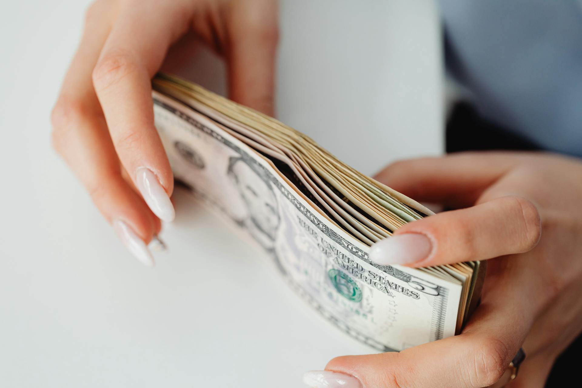 Une femme tenant de l'argent | Source : Pexels