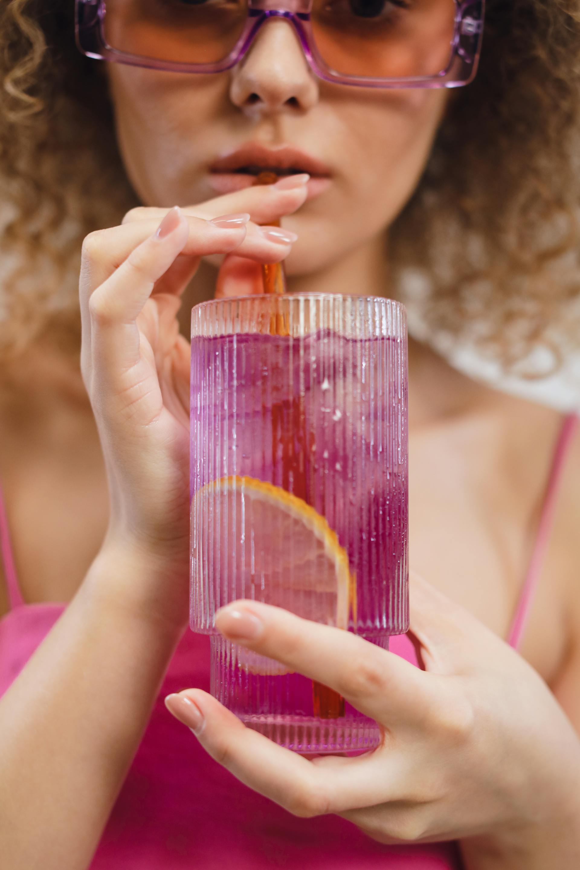 Une femme qui boit une boisson glacée | Source : Pexels
