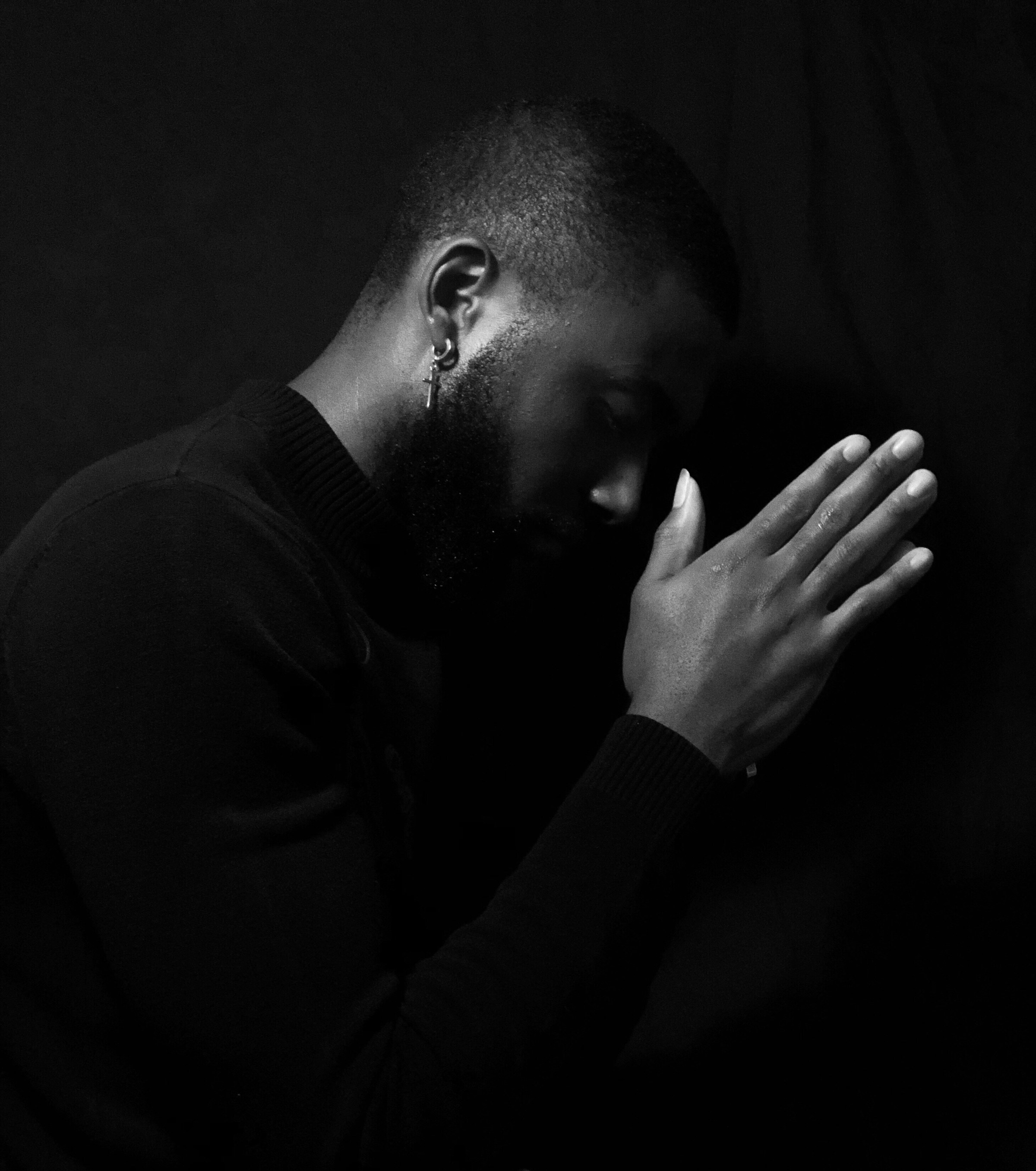 Un homme plongé dans ses pensées | Source : Unsplash