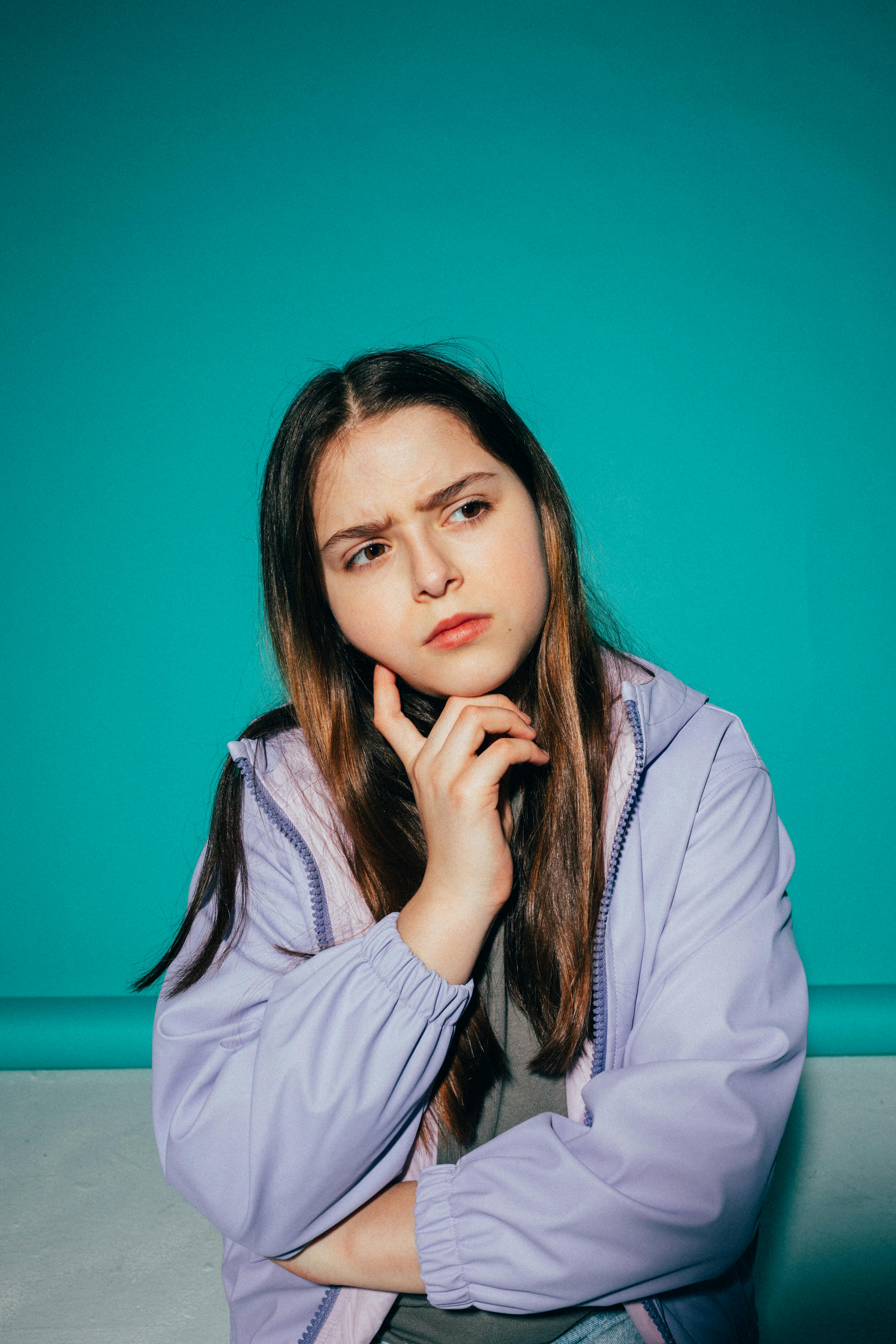 Une adolescente qui fronce les sourcils | Source : Pexels