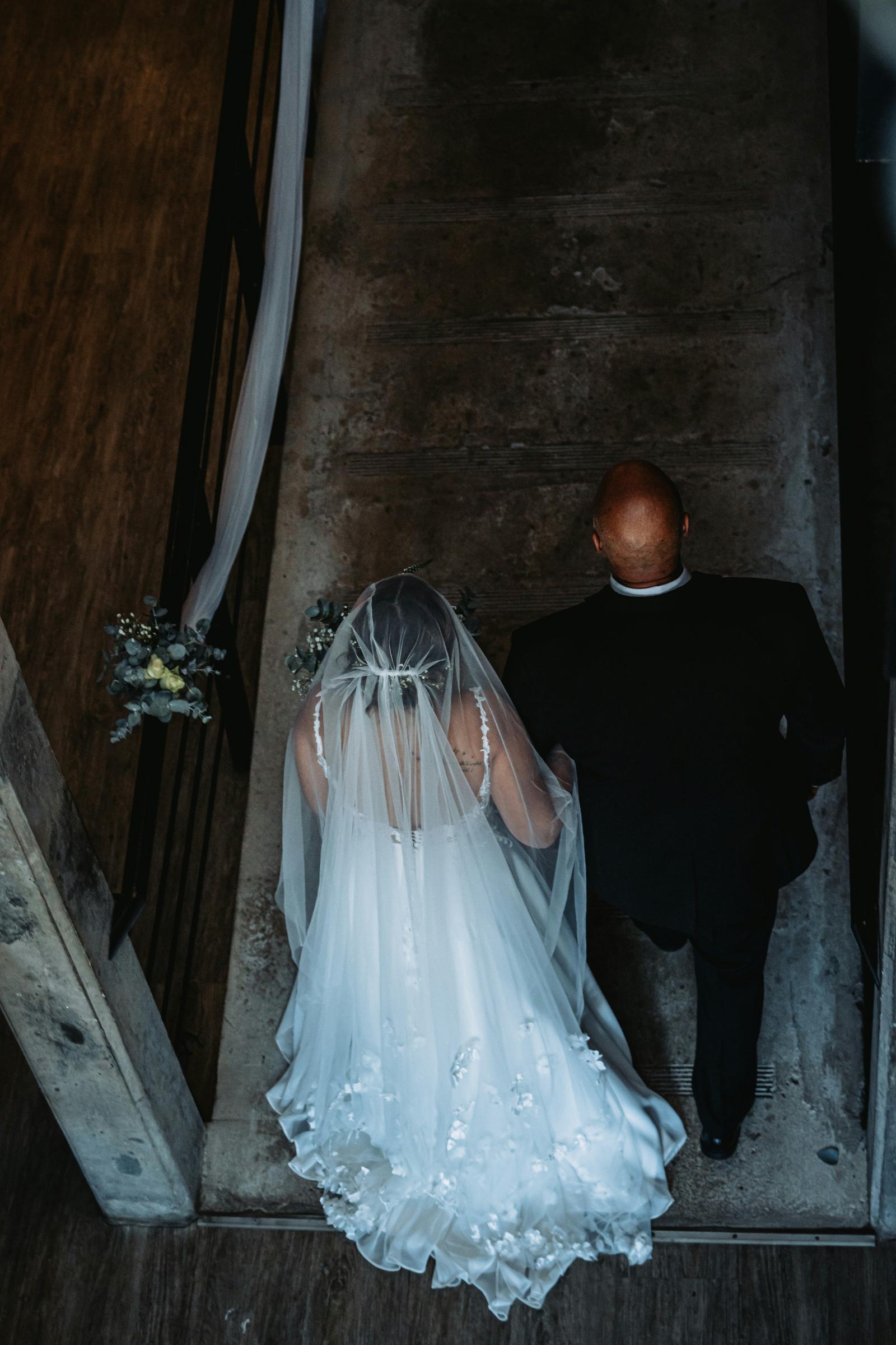 La mariée descend l'allée avec son père | Source : Unsplash