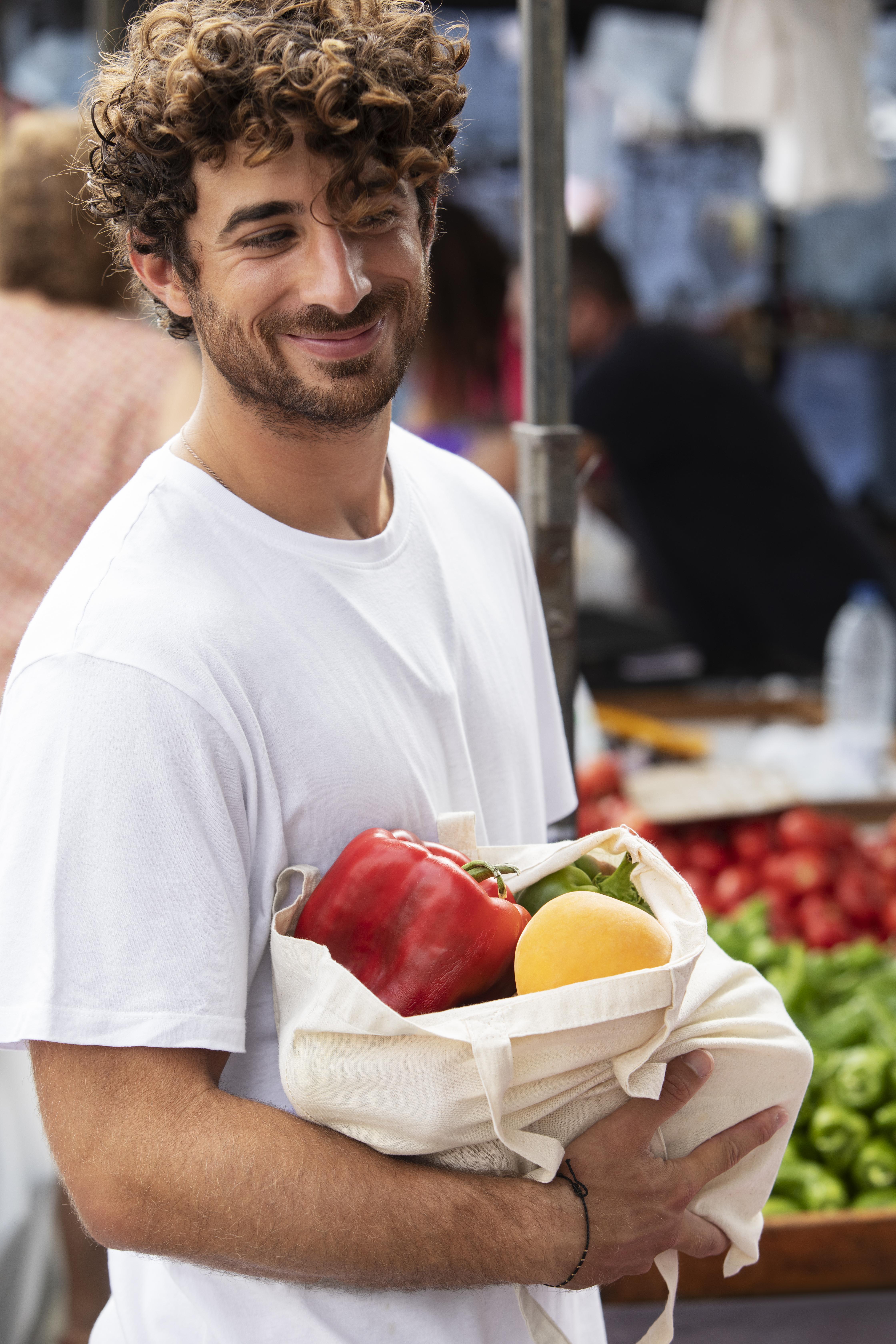 Un homme souriant dans une épicerie | Source : Pexels