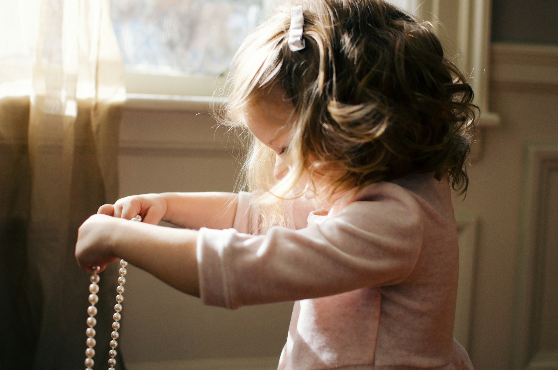 Une fille tenant un collier | Source : Unsplash