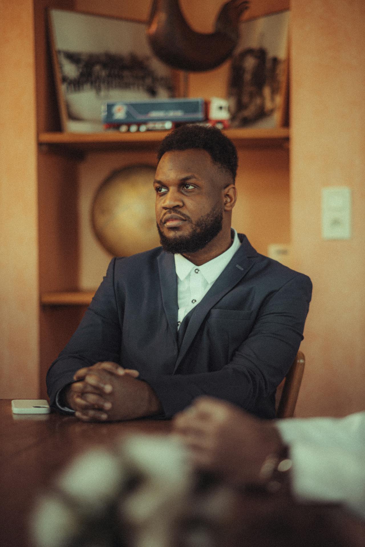 Deux hommes assis à une table | Source : Pexels