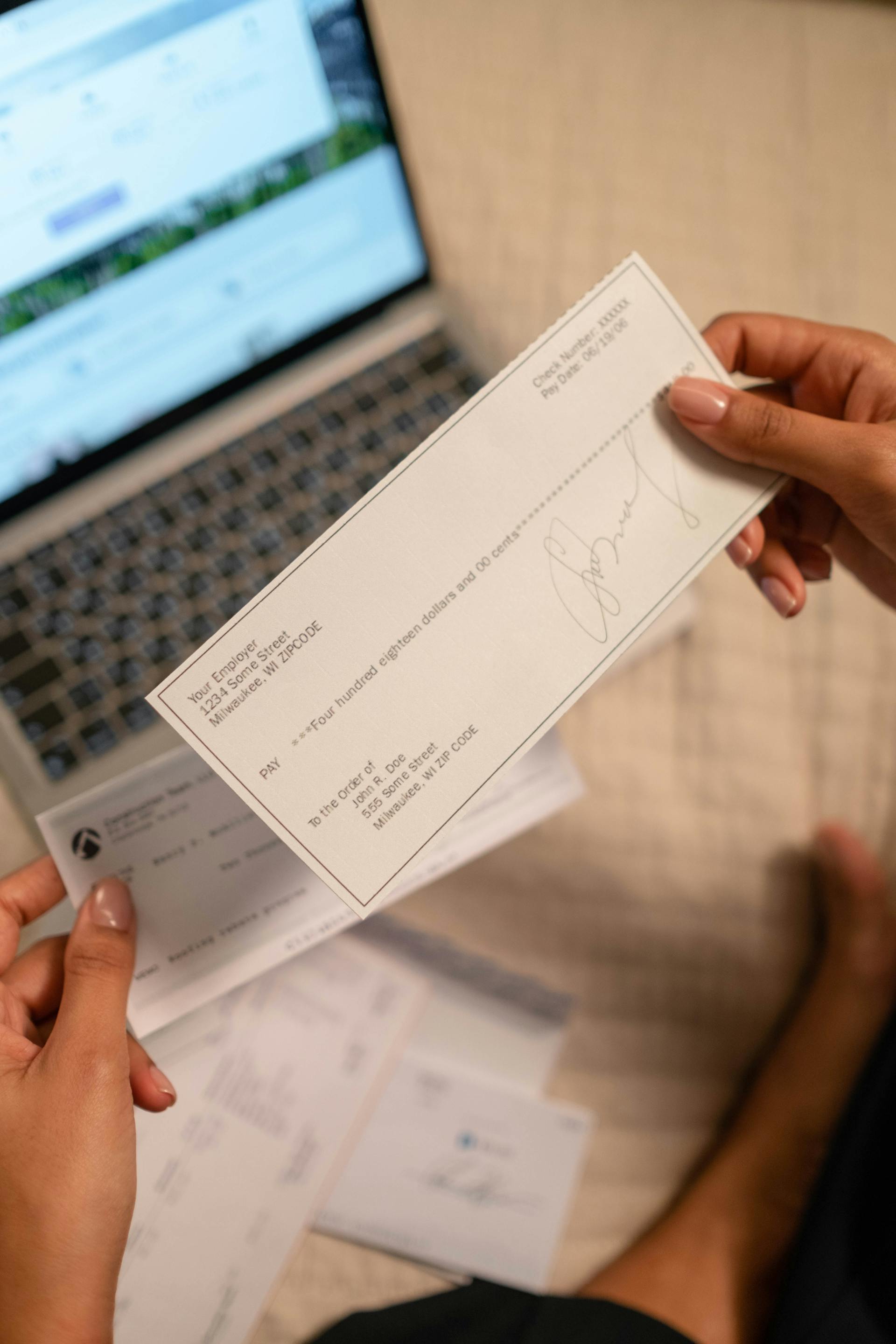 Une personne tenant un chèque bancaire | Source : Pexels