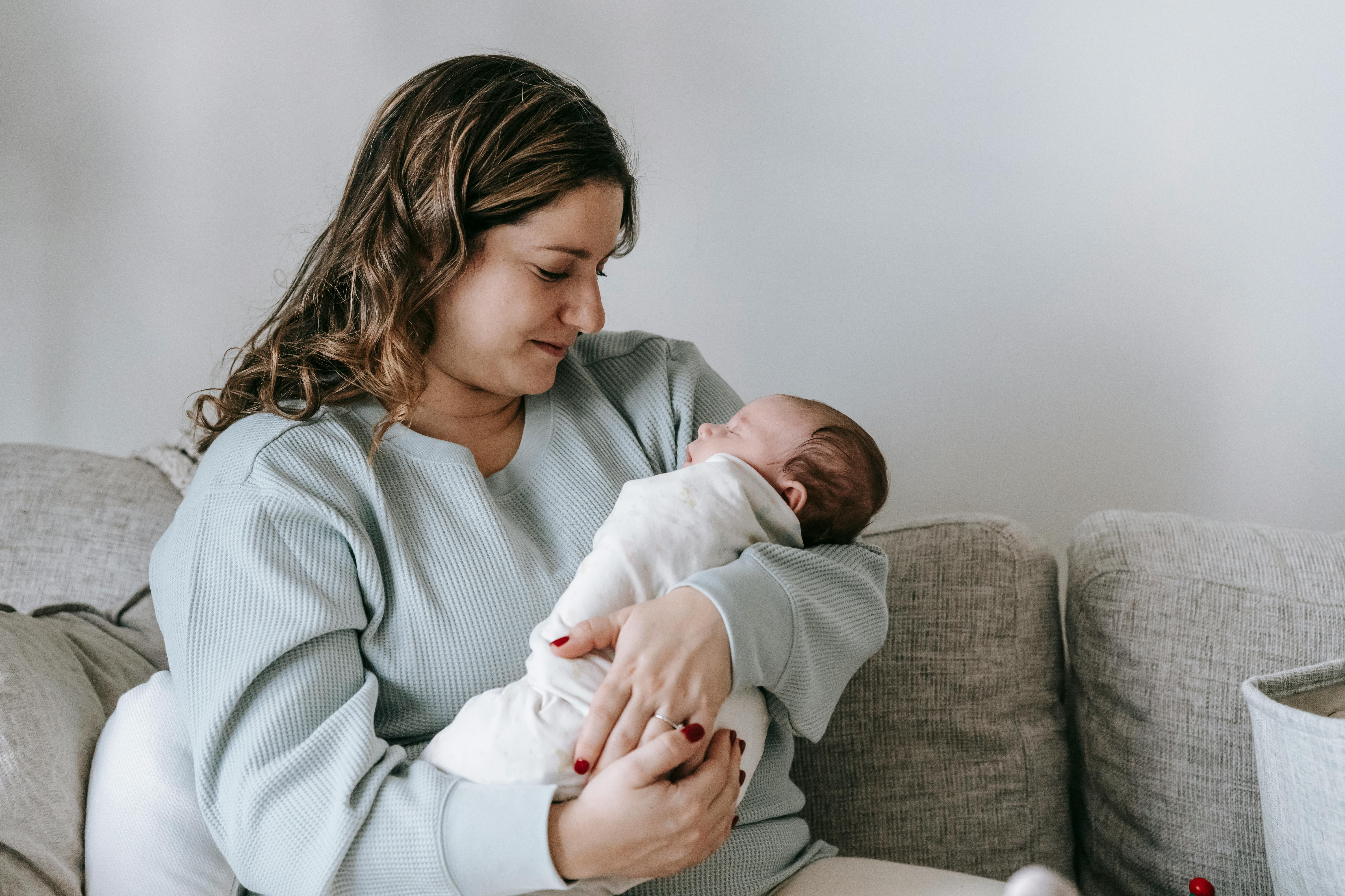 Maman tenant son nouveau-né | Source : Pexels