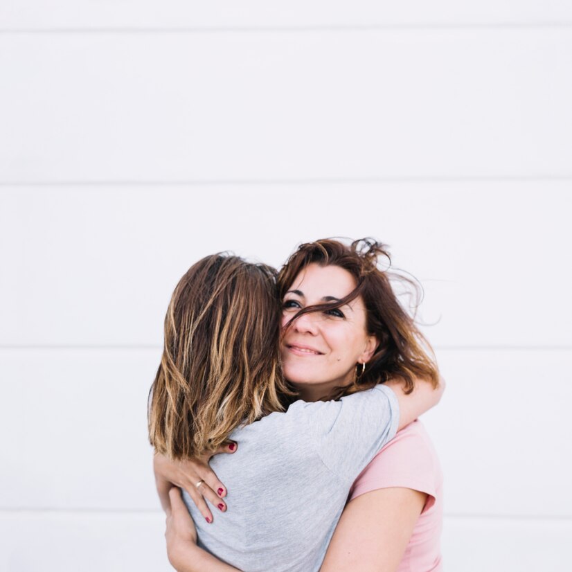 Deux femmes s'étreignent | Source : FreePik