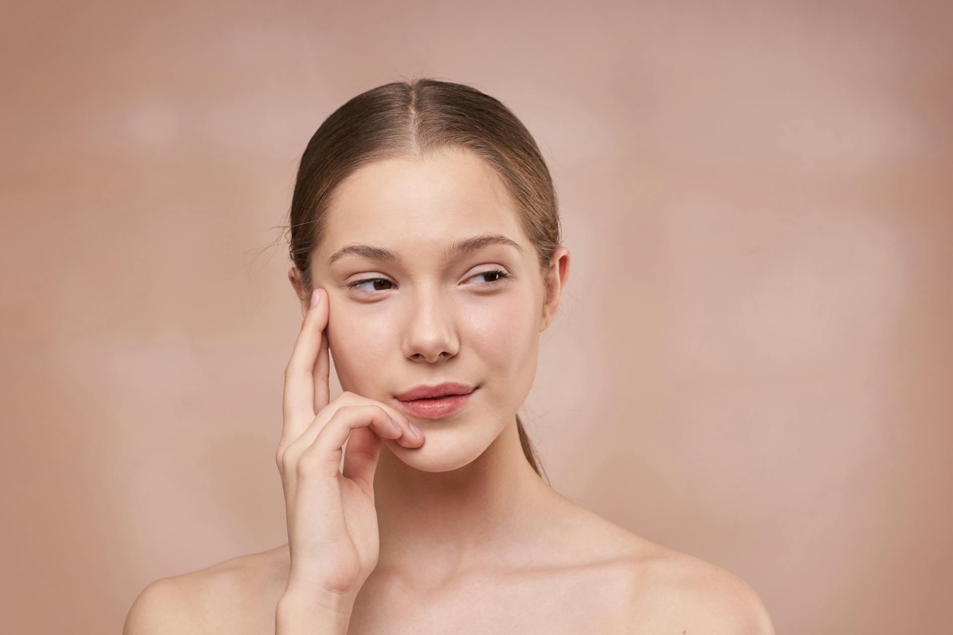Une femme qui jette un coup d'œil à quelqu'un | Source : Pexels